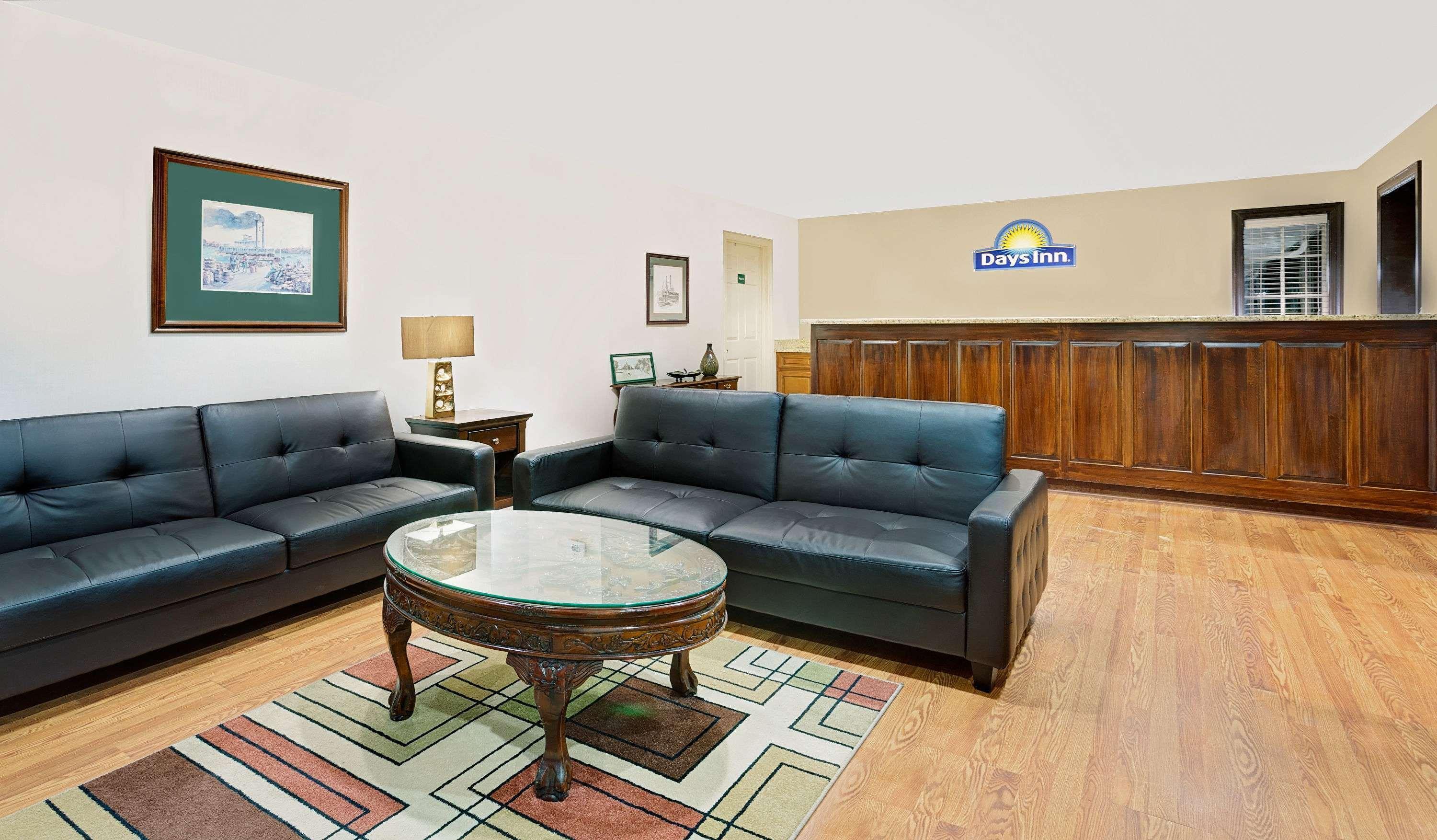 Vista Lobby Days Inn by Wyndham Savannah