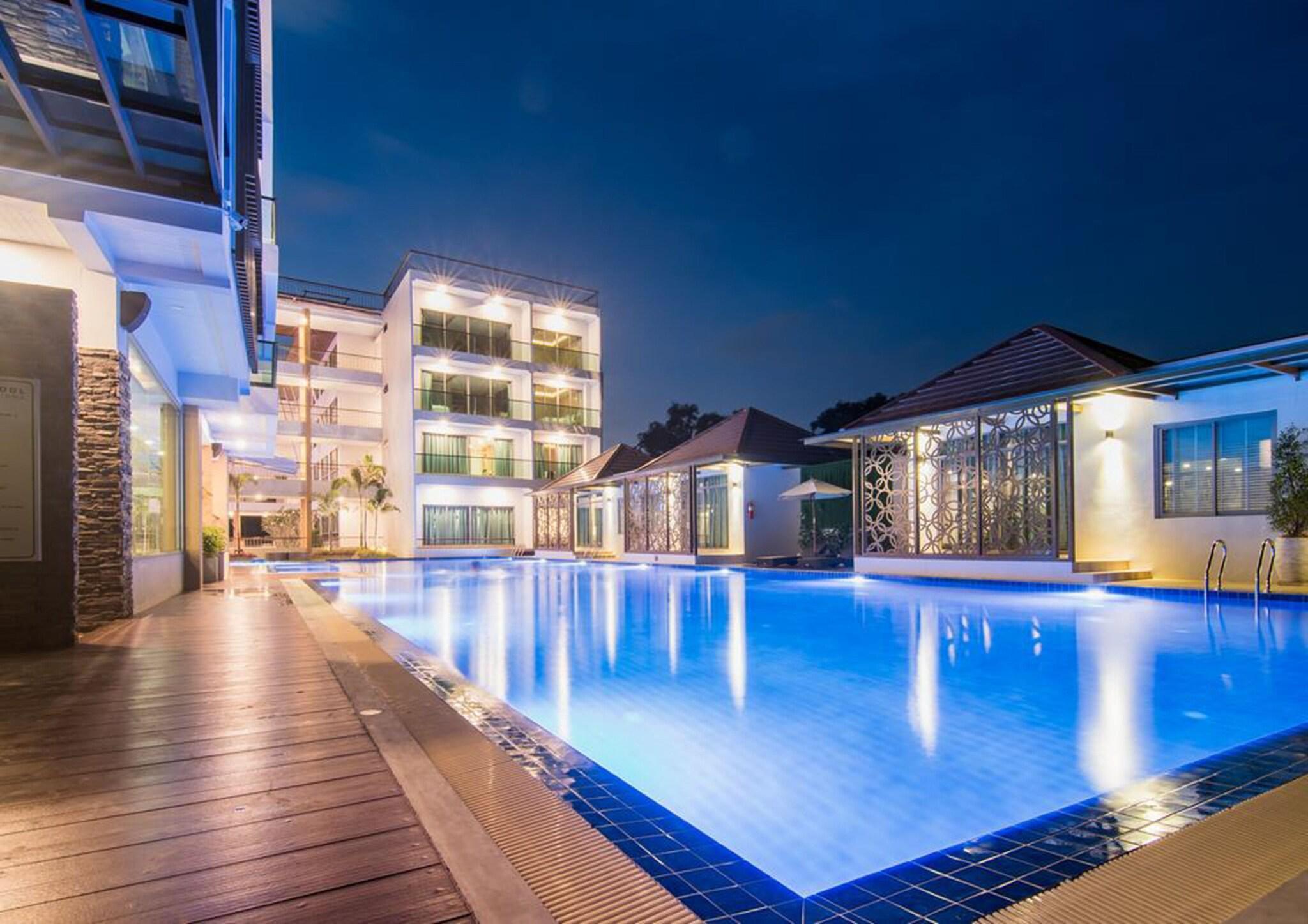 Vista da piscina The Peak Chanthaburi Hotel
