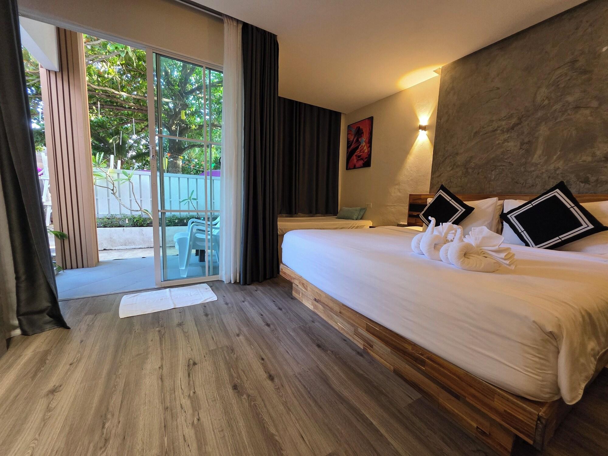 Varios TT Naiyang Beach Phuket