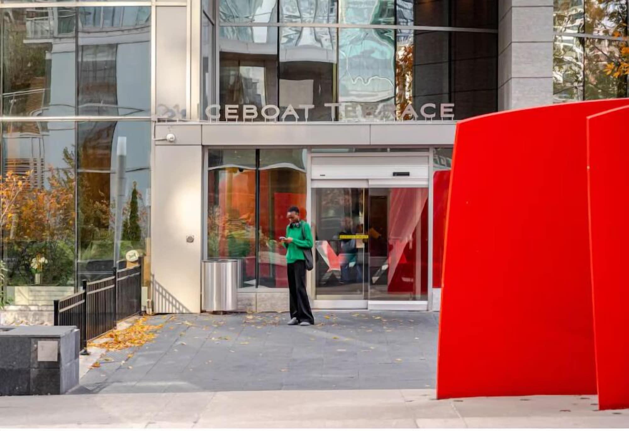 Vista Exterior HostlyStays Luxury Suites