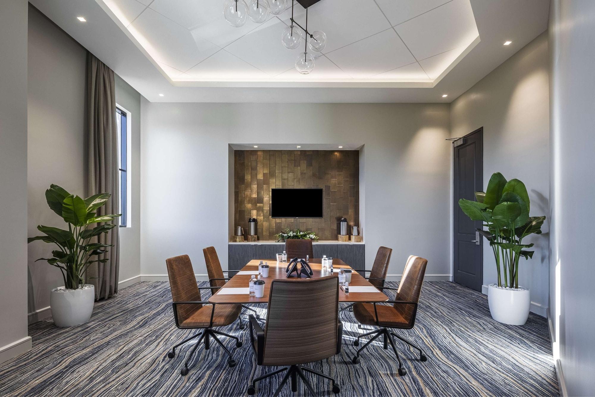 Sala de Reuniones THesis Hotel Miami Coral Gables, Curio Collection by Hilton