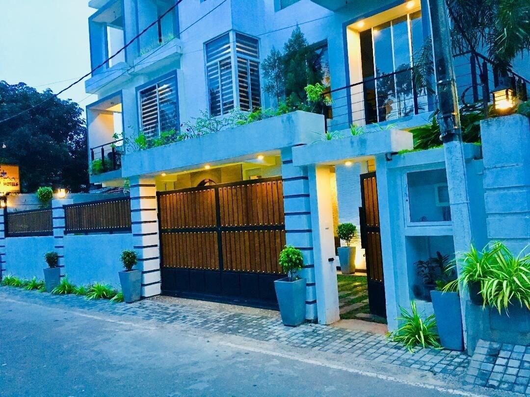 Varios 8 Plus Motels