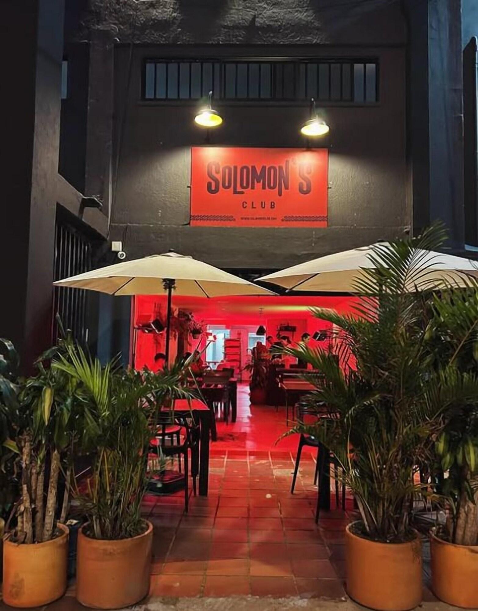 Restaurant XLiving Host & Rooms