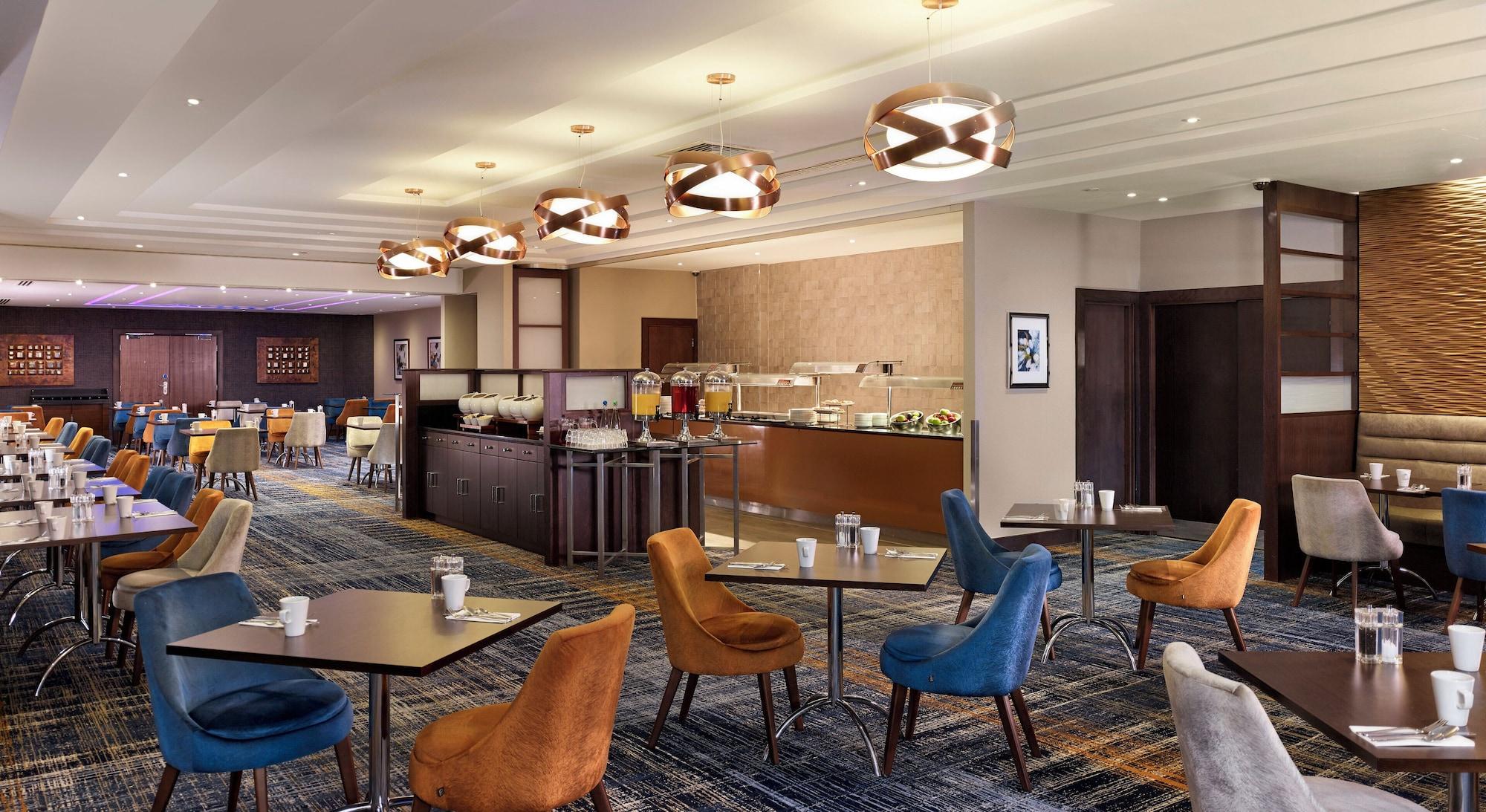 Restaurant Crowne Plaza London- Gatwick Airport by IHG