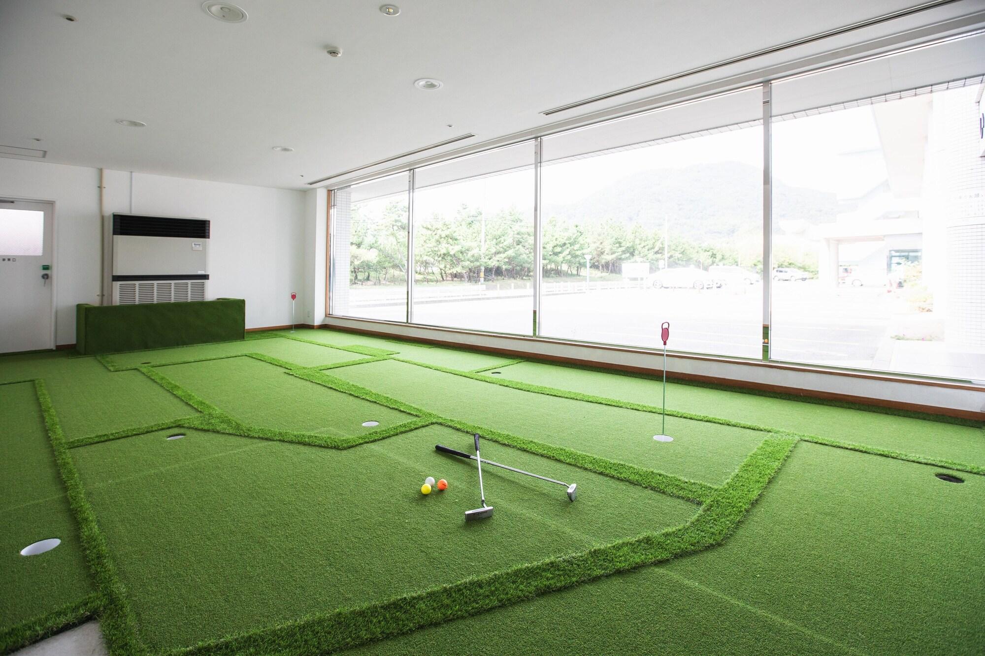 Campo de Golf ALBAHOTELANDGLAMPING