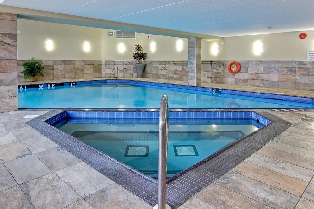 Vista da piscina Best Western Plus Toronto North York Hotel & Suites