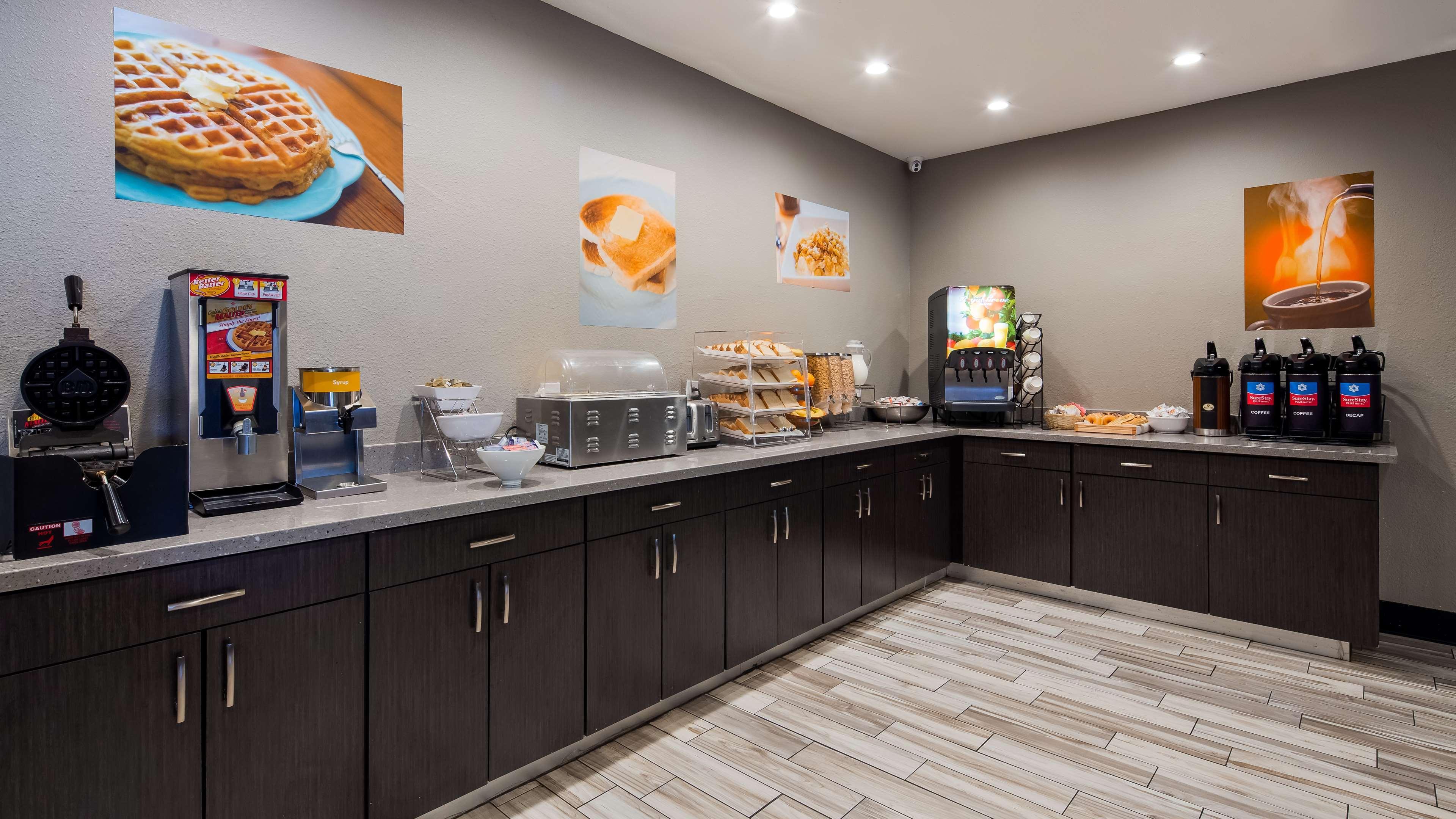 Restaurant SureStay Plus Hotel by Best Western Point Richmond