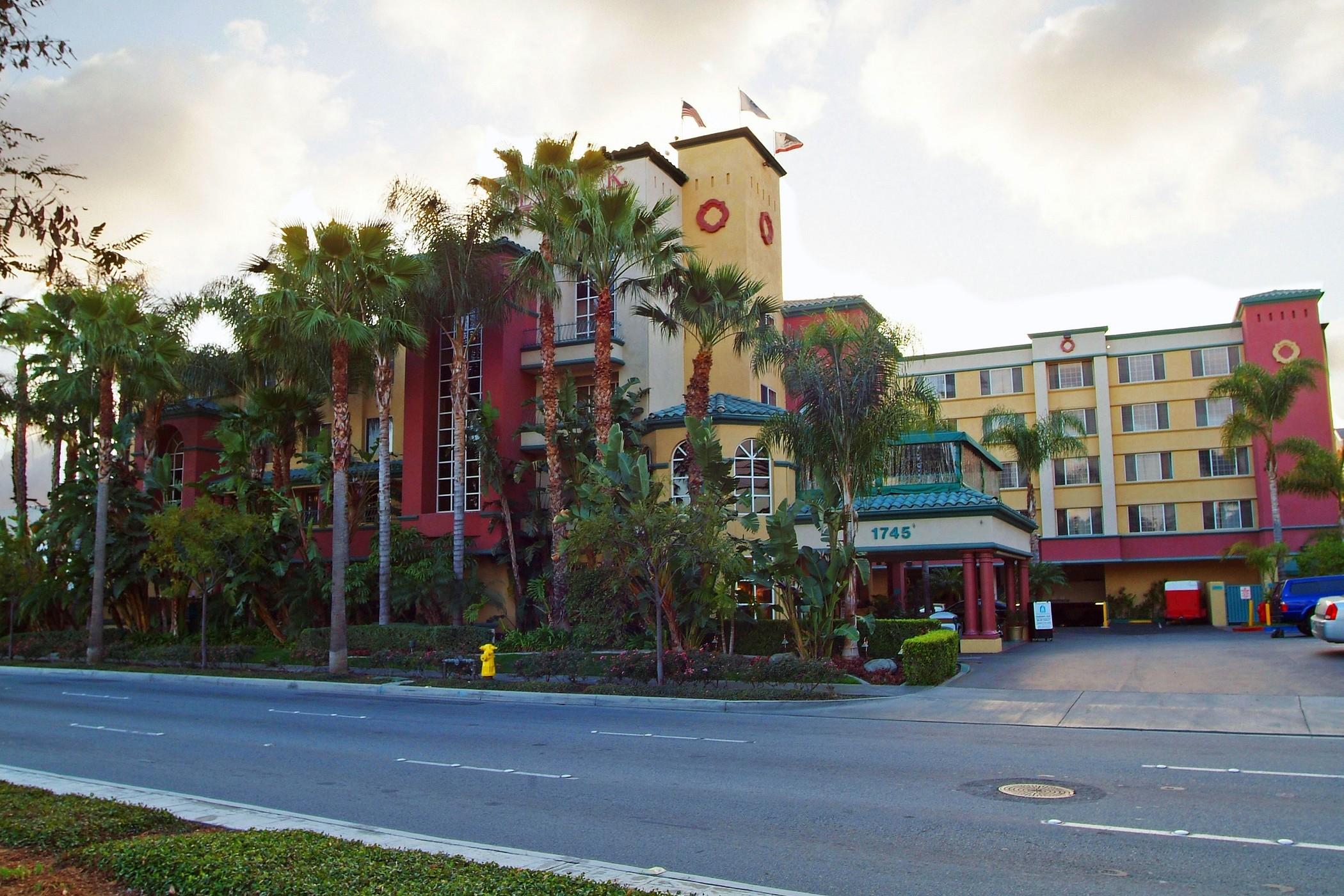 Vista Exterior Peacock Suites