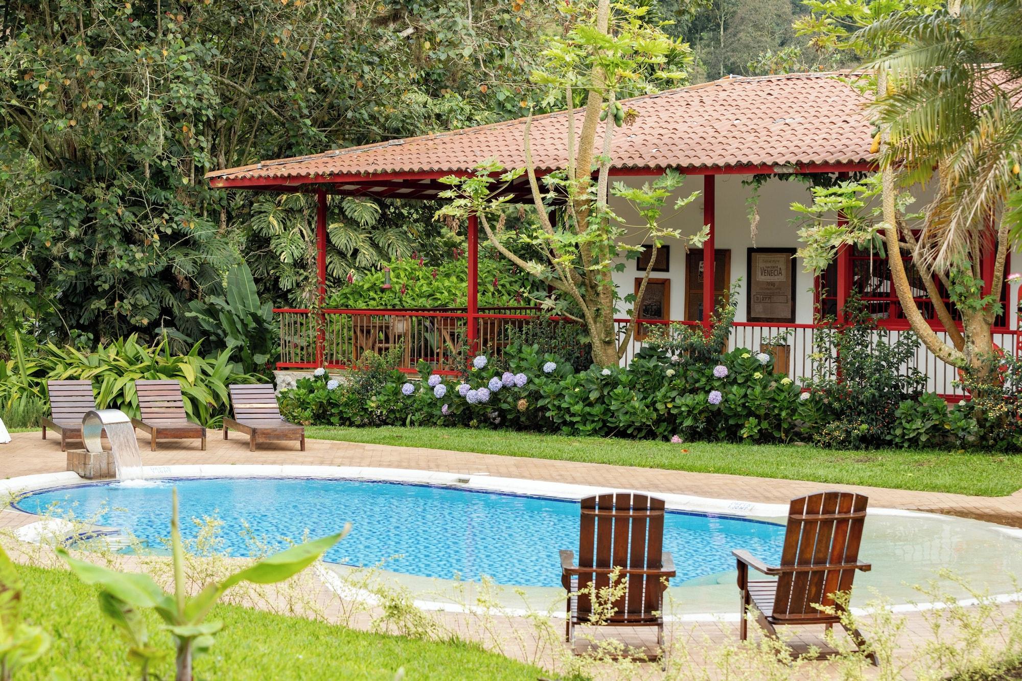 Vista Piscina Hacienda Venecia Main House & Coffee Lodge