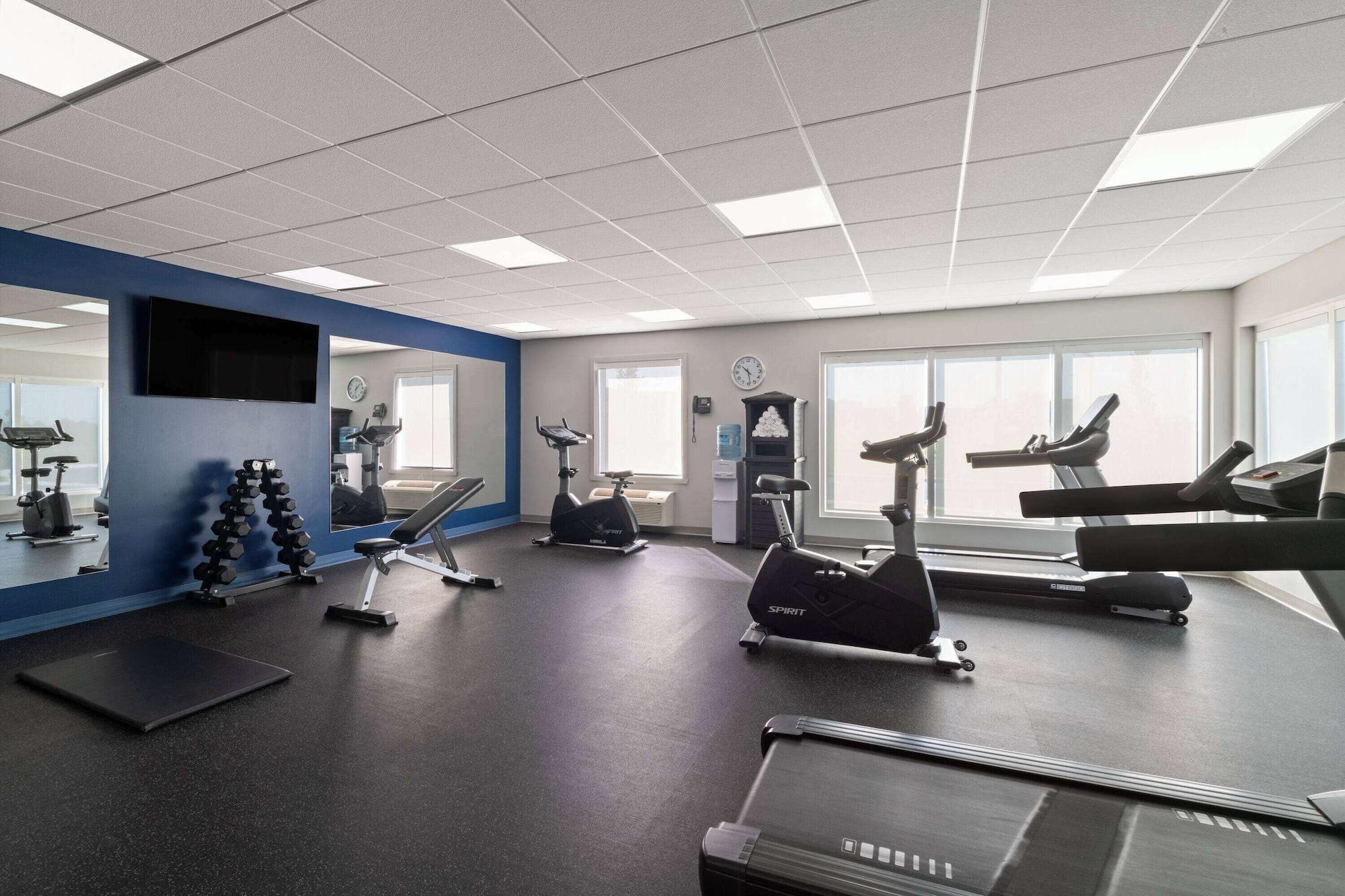 Gimnasio Microtel by Wyndham Lachute