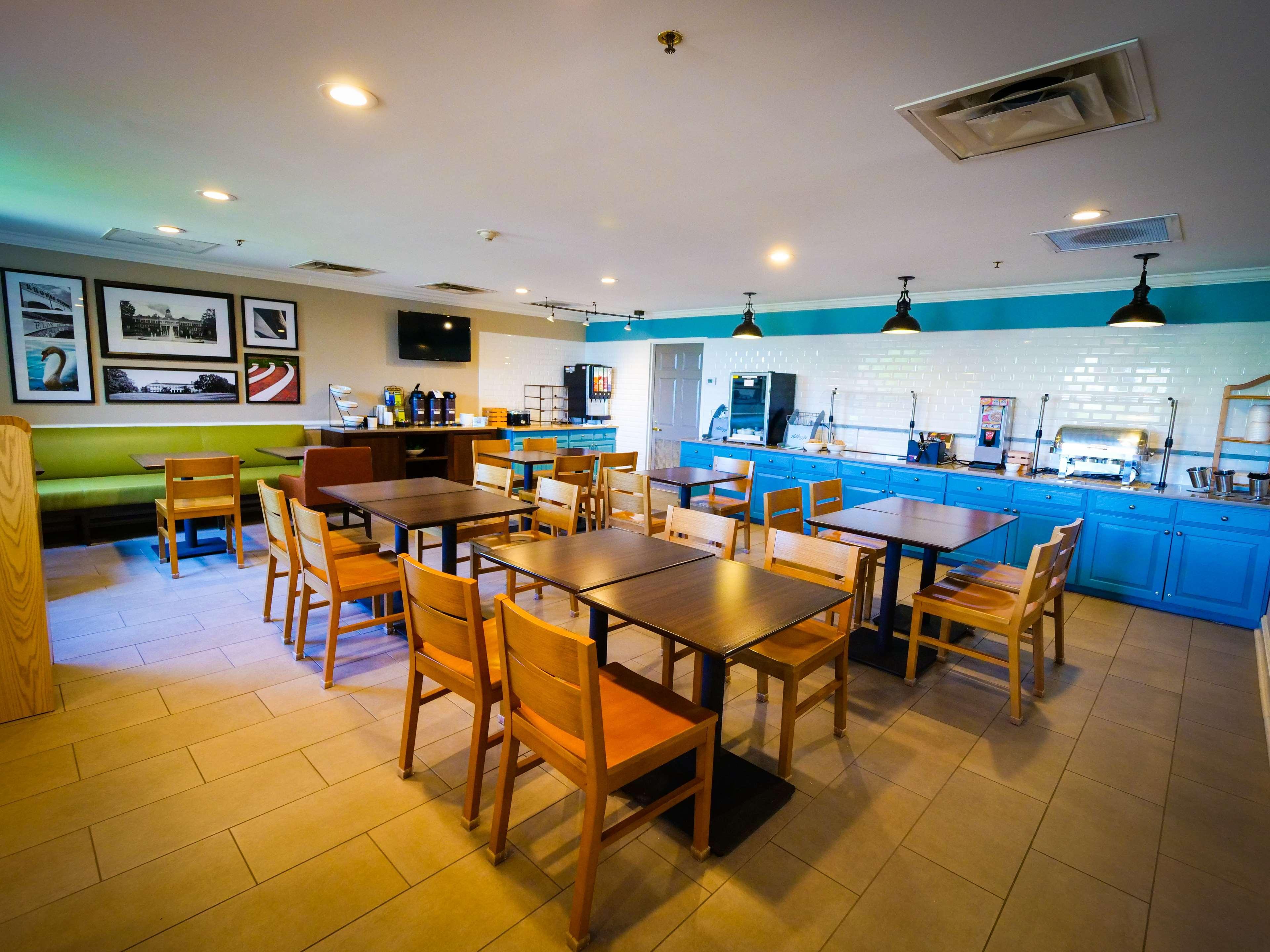 Restaurant Country Inn & Suites by Radisson, Burlington (Elon), NC