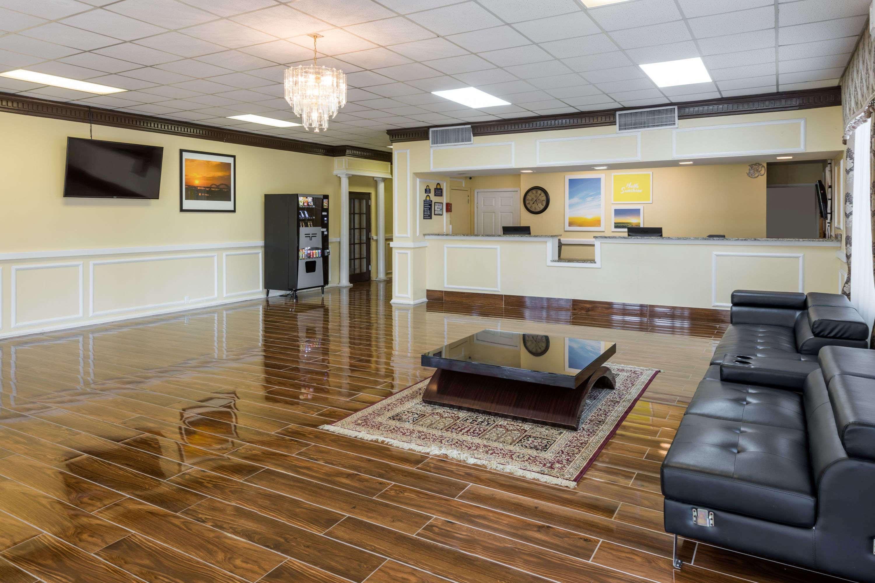 Vista Lobby Days Inn by Wyndham Madison