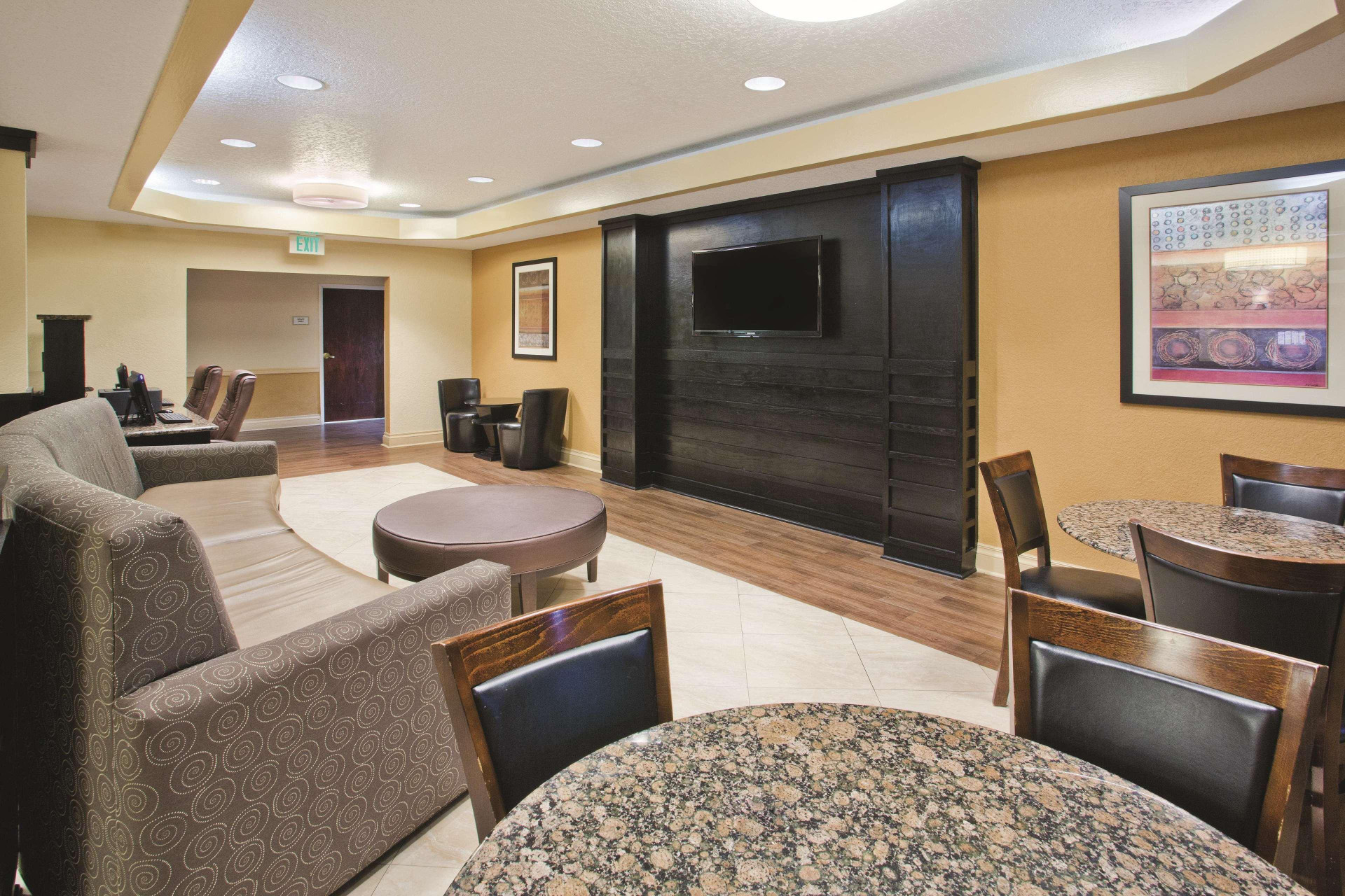 Vista Lobby La Quinta Inn & Suites by Wyndham Hot Springs