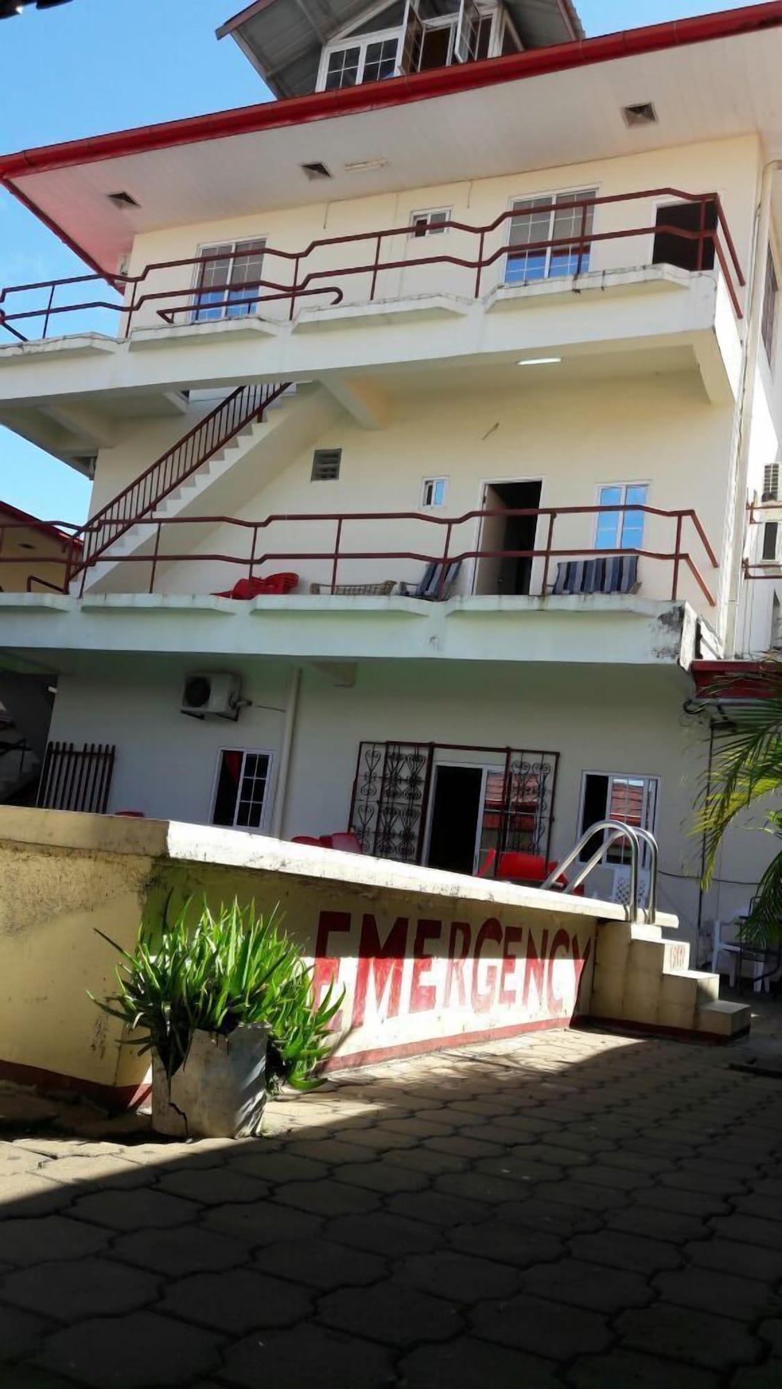 Vista Exterior Hotel Bar Emergency 911