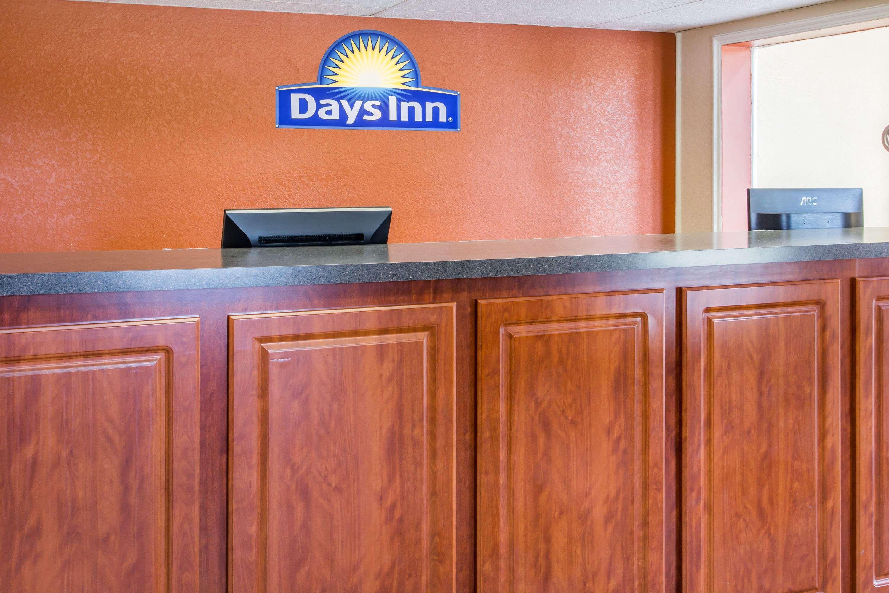 Vista Lobby Days Inn by Wyndham Bradenton I-75