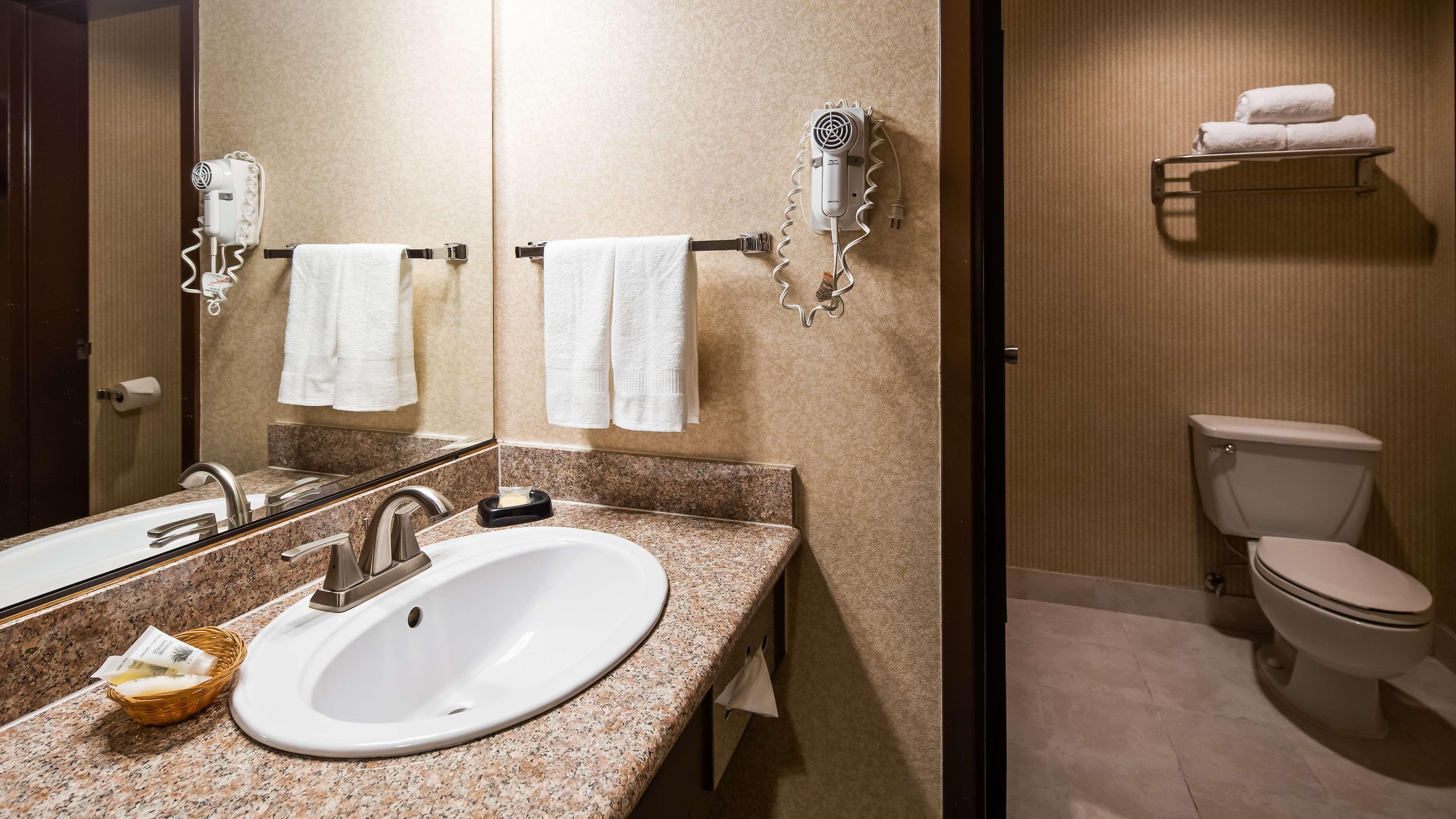 Vista Exterior SureStay Plus Hotel by Best Western Reno Airport