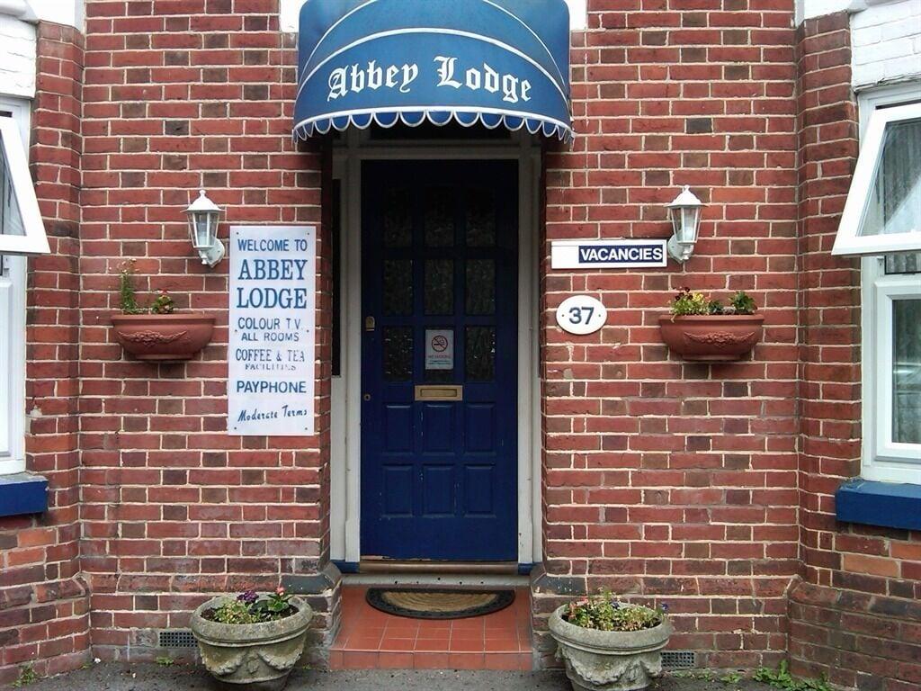 Varios Abbey Lodge