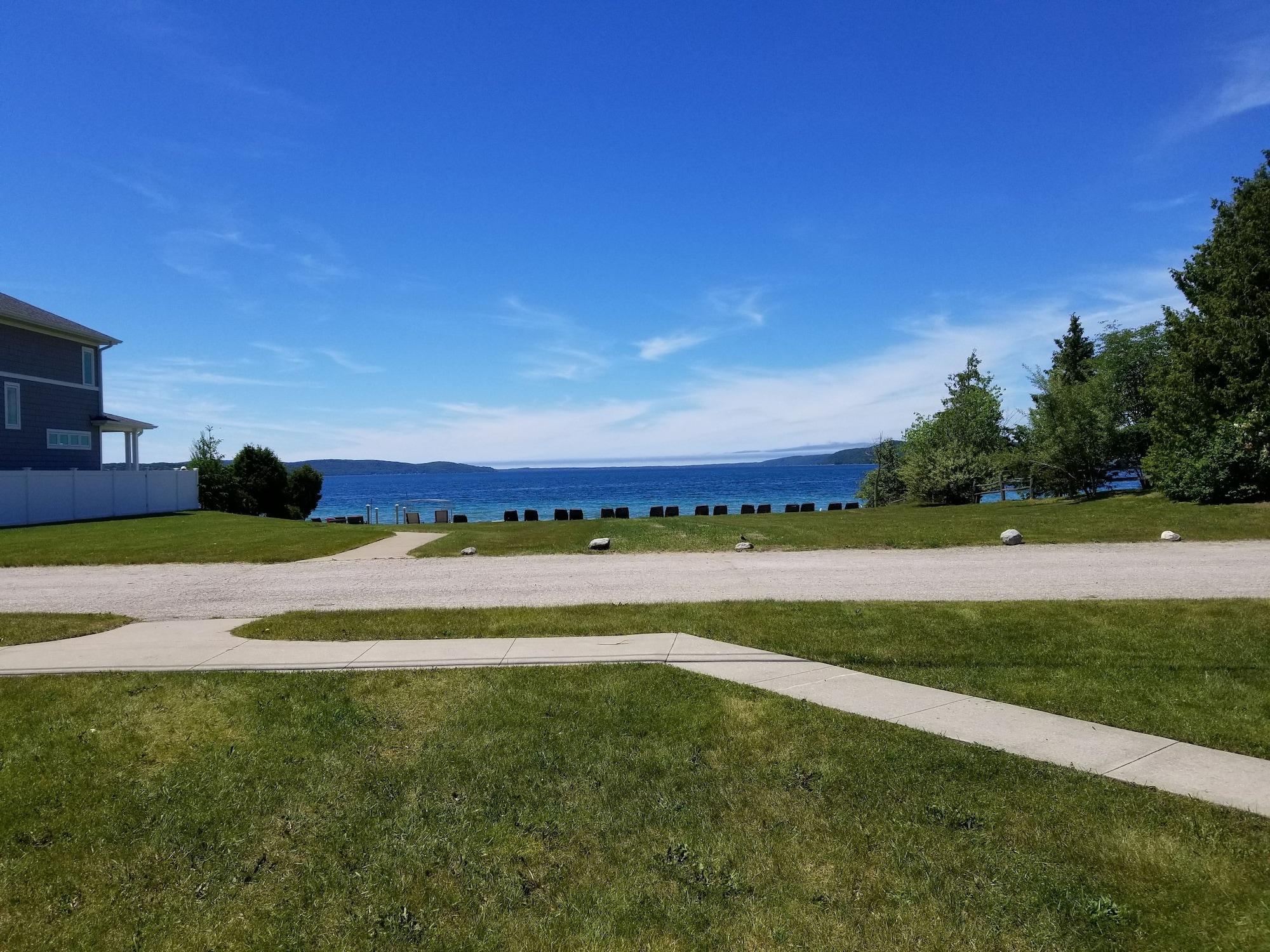 Varios Crystal Lake Resort