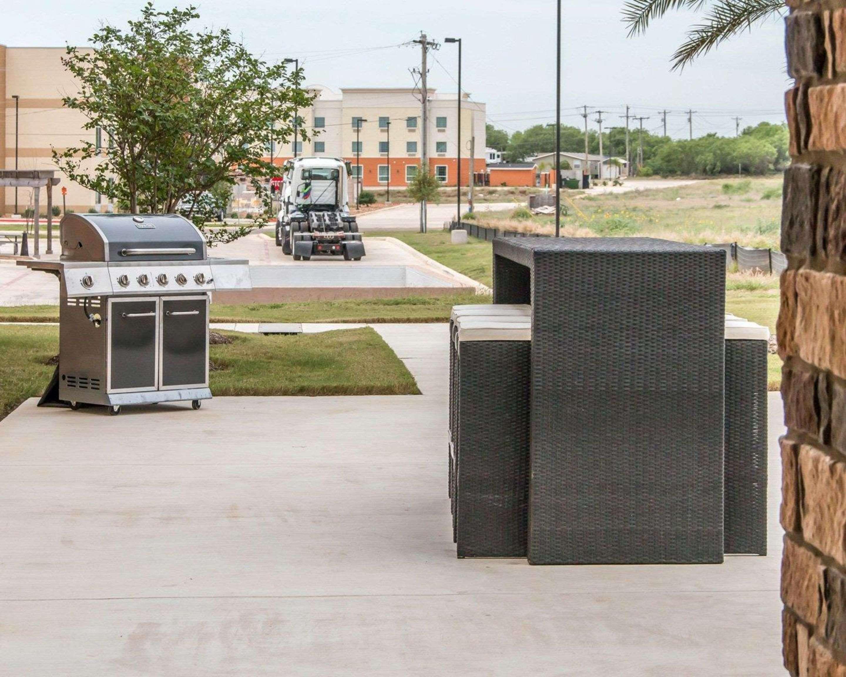 Vista Exterior Mainstay Suites