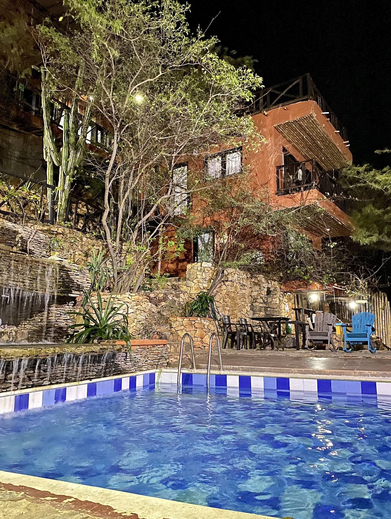 Varios Akela Gaira Hotel