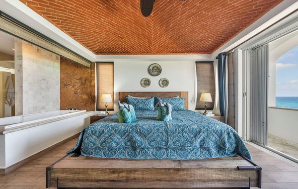 Luxury two bedroom ocean front condo at Isla 33 - Hoteles con jacuzzi en Isla Mujeres, México