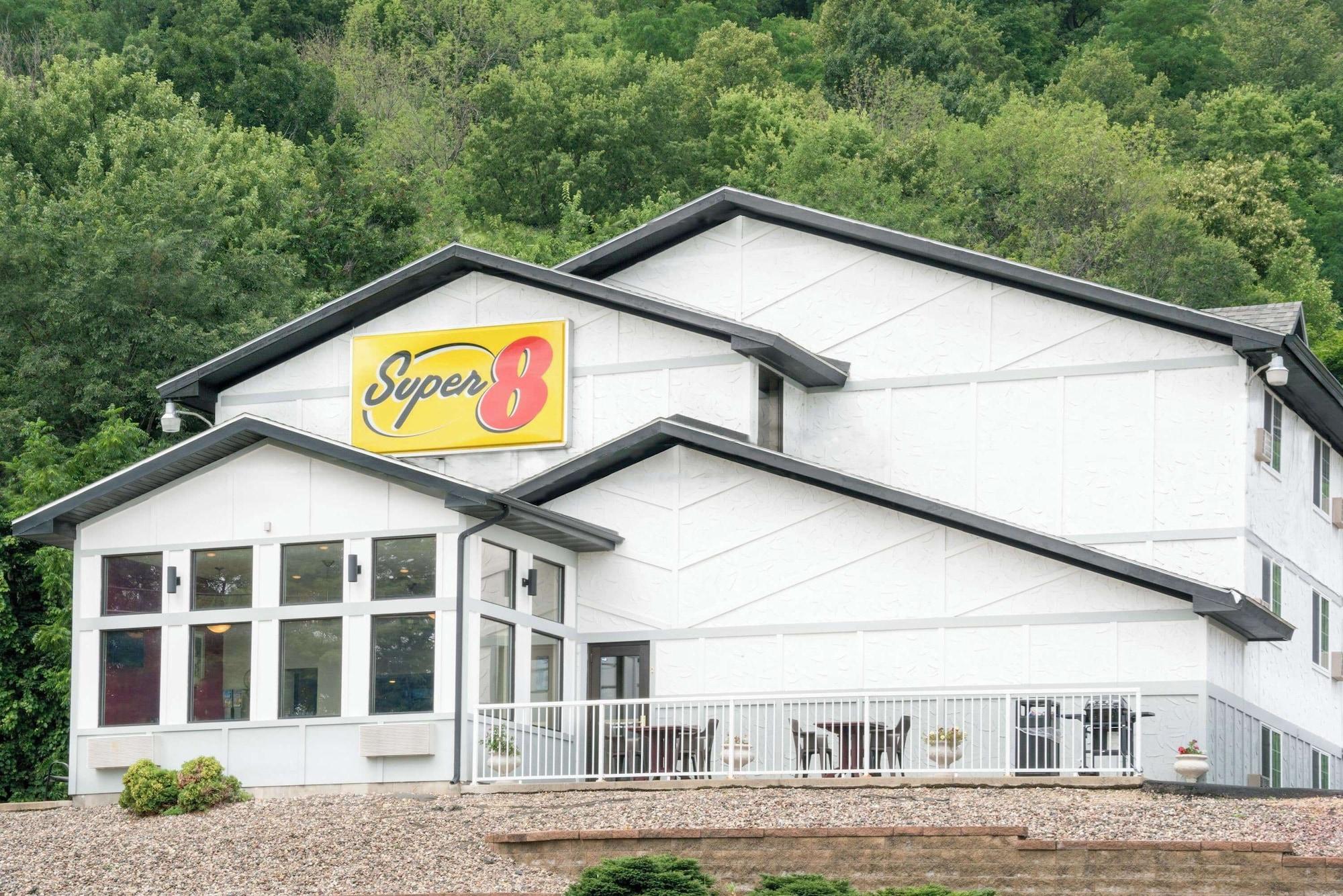 Varios Super 8 by Wyndham Winona MN