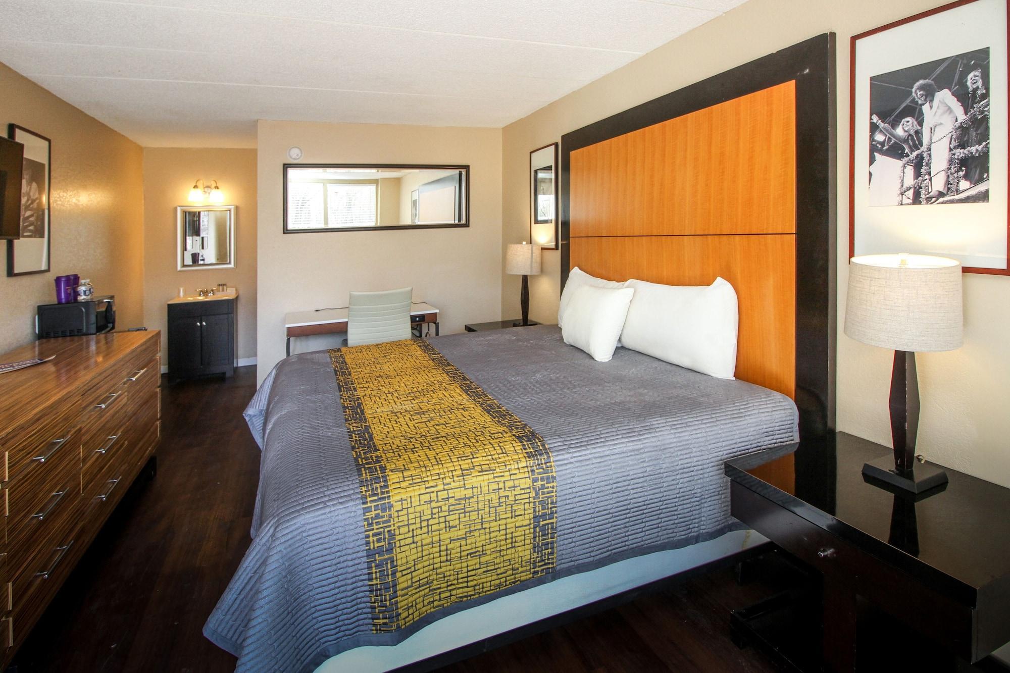 Varios APM Inn & Suites