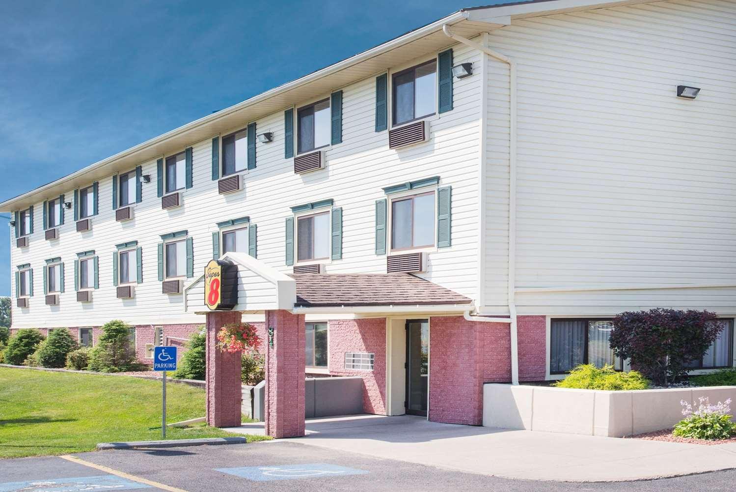 Vista Exterior Super 8 by Wyndham Massena NY