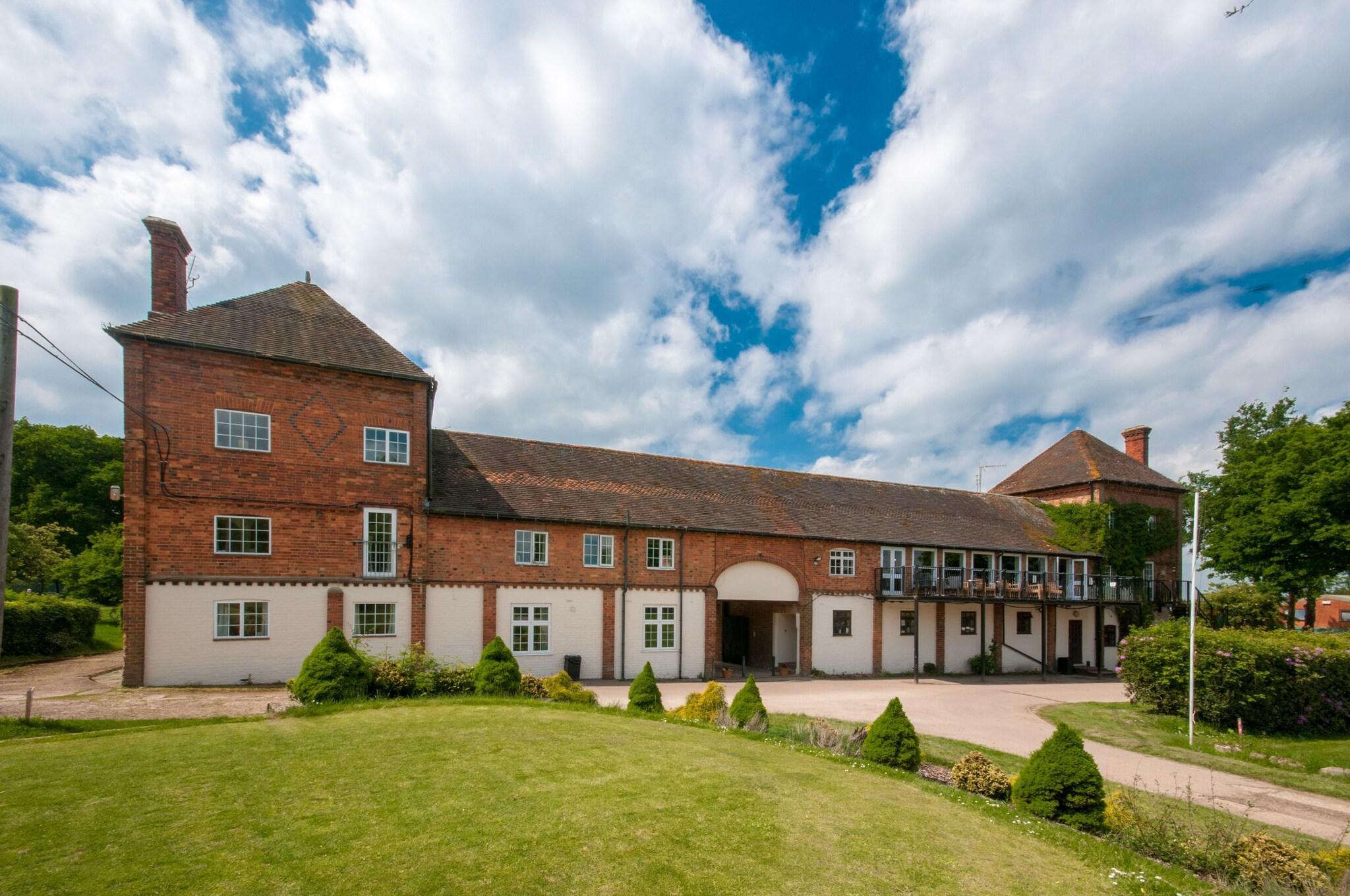 Vista Exterior Cottesmore Golf   Country Club