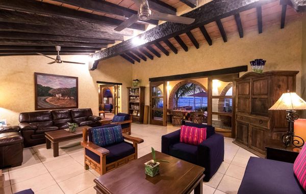 7 bdrm Classic Hacienda on Puerto Vallarta´s best swimming beach, sleeps 24. - Hoteles con parque acuático en Puerto Vallarta, México