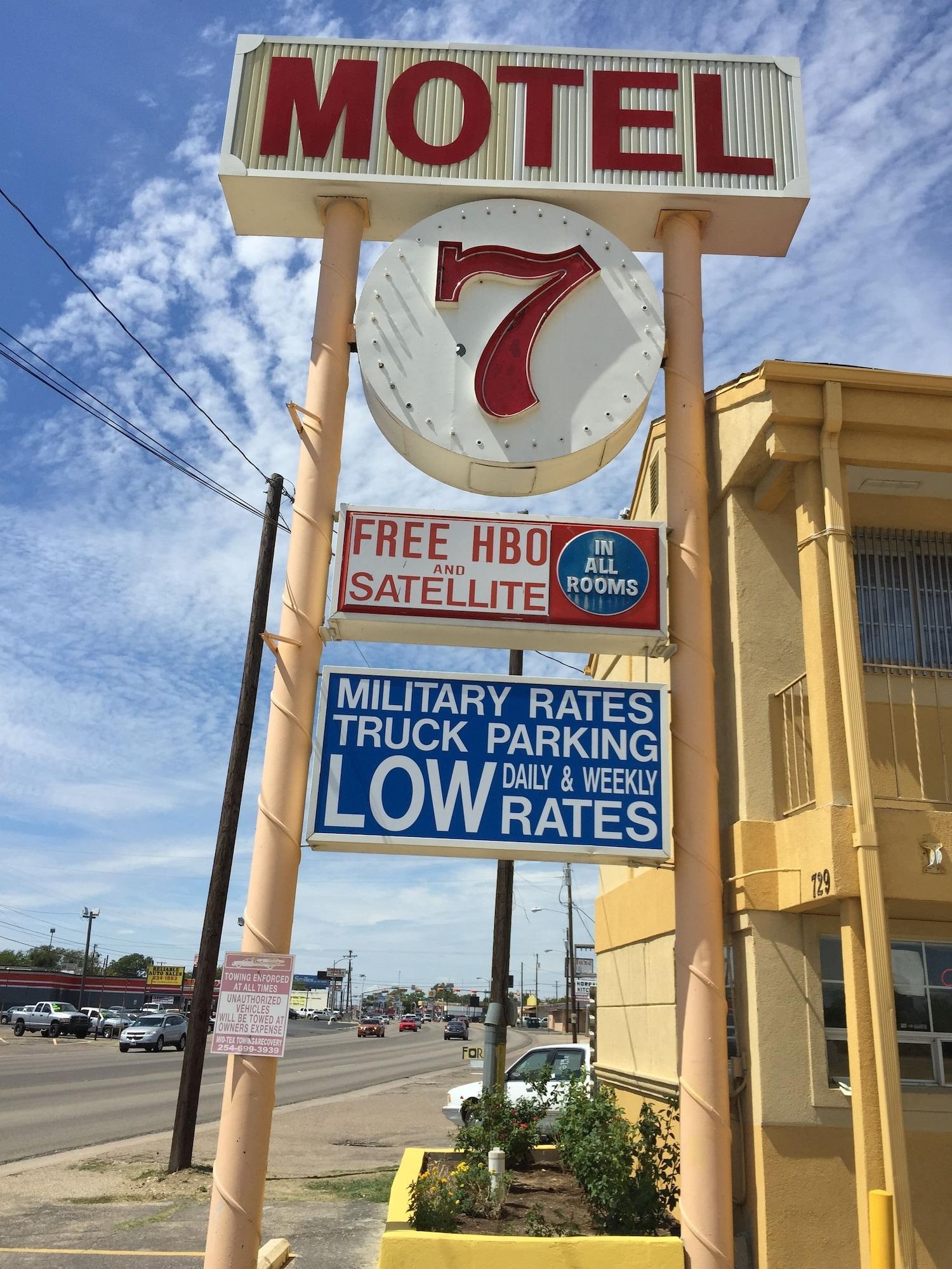 Varios Motel 7
