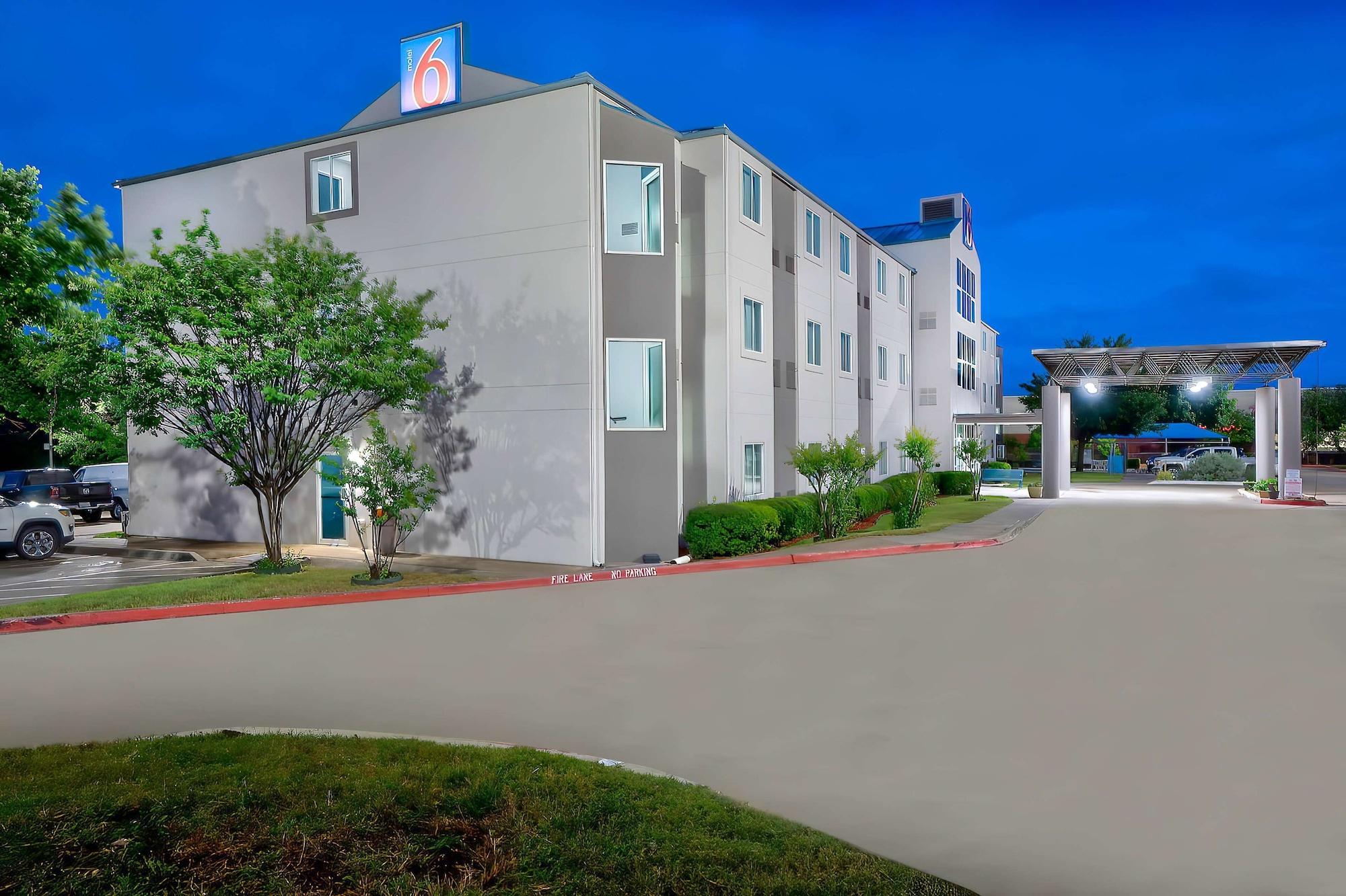 Vista Exterior Motel 6 Benbrook, TX - Fort Worth