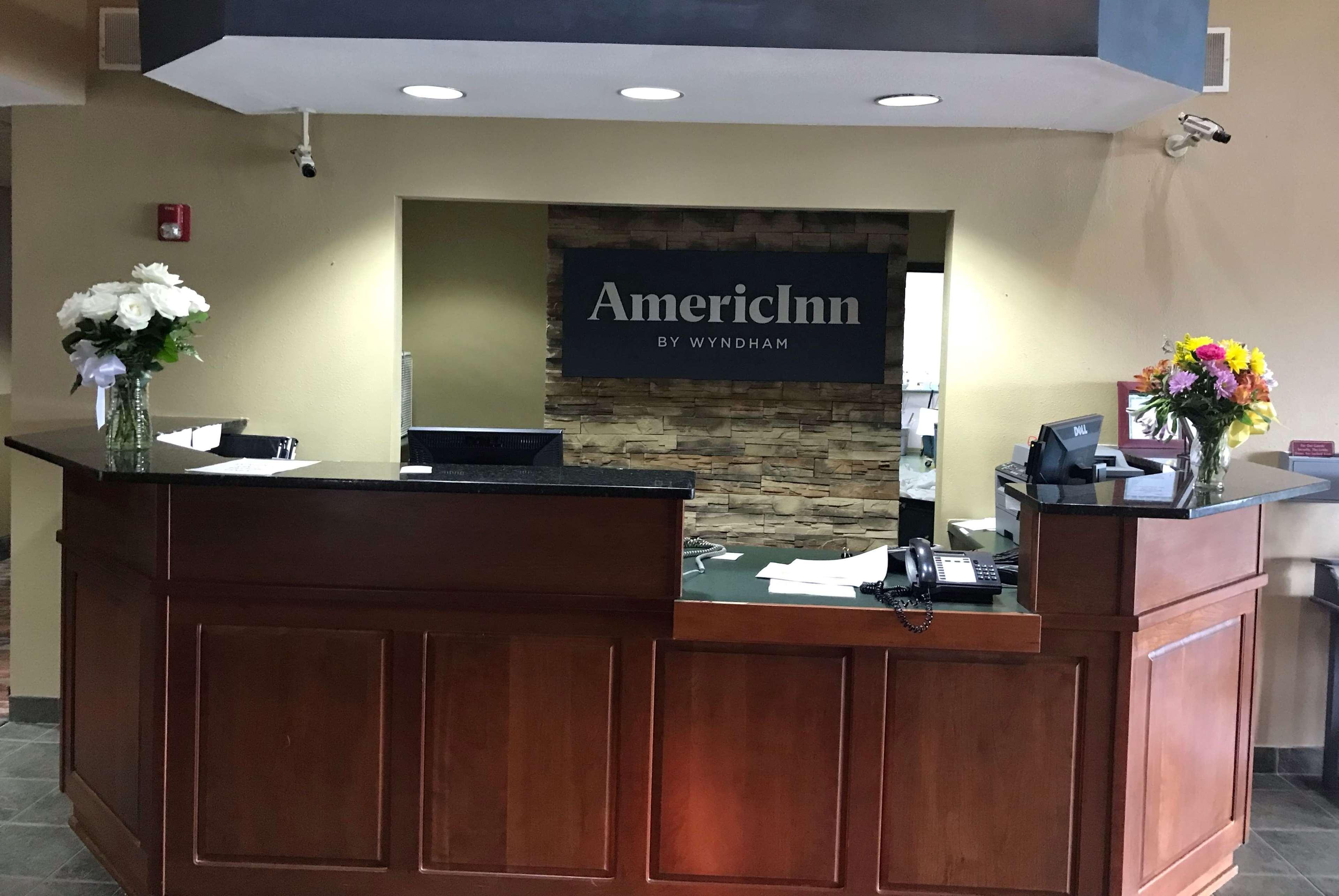 Vista Lobby AmericInn by Wyndham Maquoketa