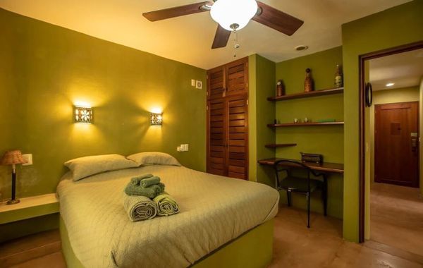 PICTUREQUE VILLA IT'S OWN PRIVATE COVE LAKE DOCK Palapa Swings Kayaks SUP Boards - Hoteles con jacuzzi en Bacalar, Quintana Roo