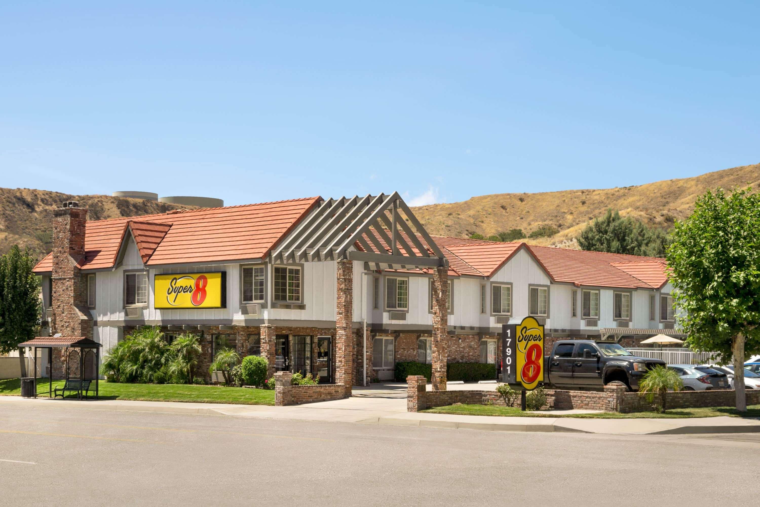 Vista Exterior Super 8 by Wyndham Santa Clarita/Valencia