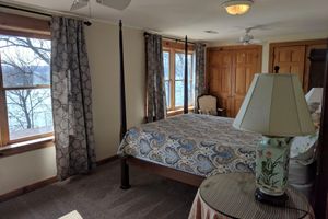 Alquiler Vacacional - Gorgeous Lakefront Log Home w/ Pool & Boat Dock on 3 Fenced Acres! Dogs Welcomed