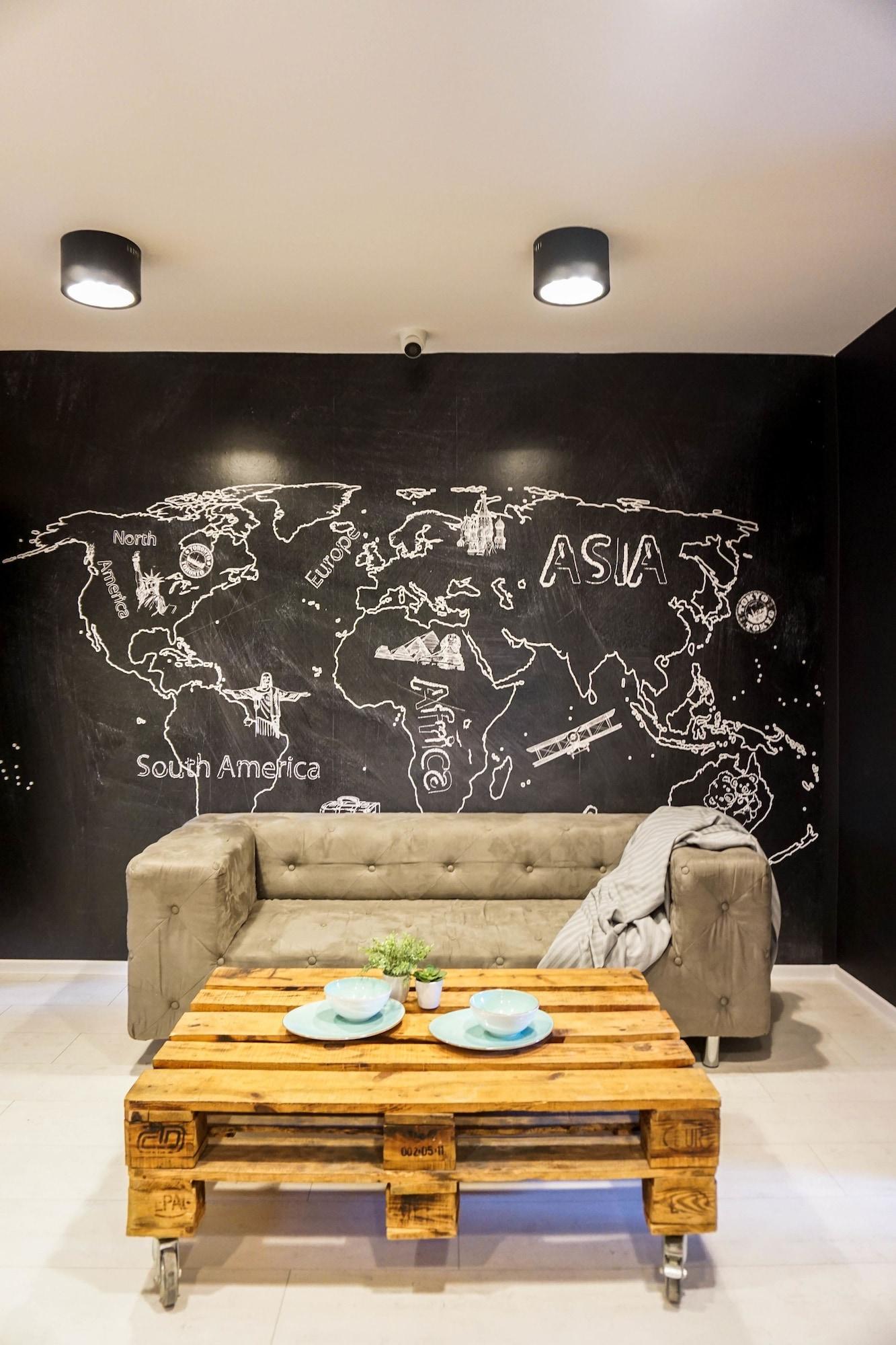 Vista Lobby Retro Apartments