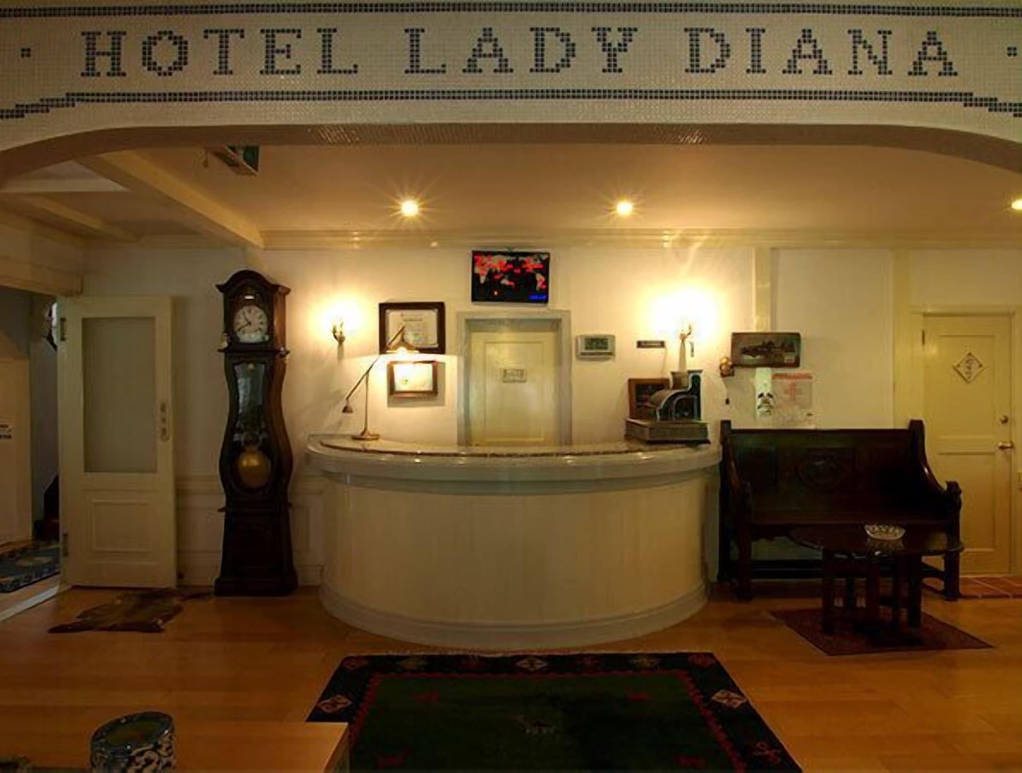 Vista Lobby Lady Diana & St. Georges