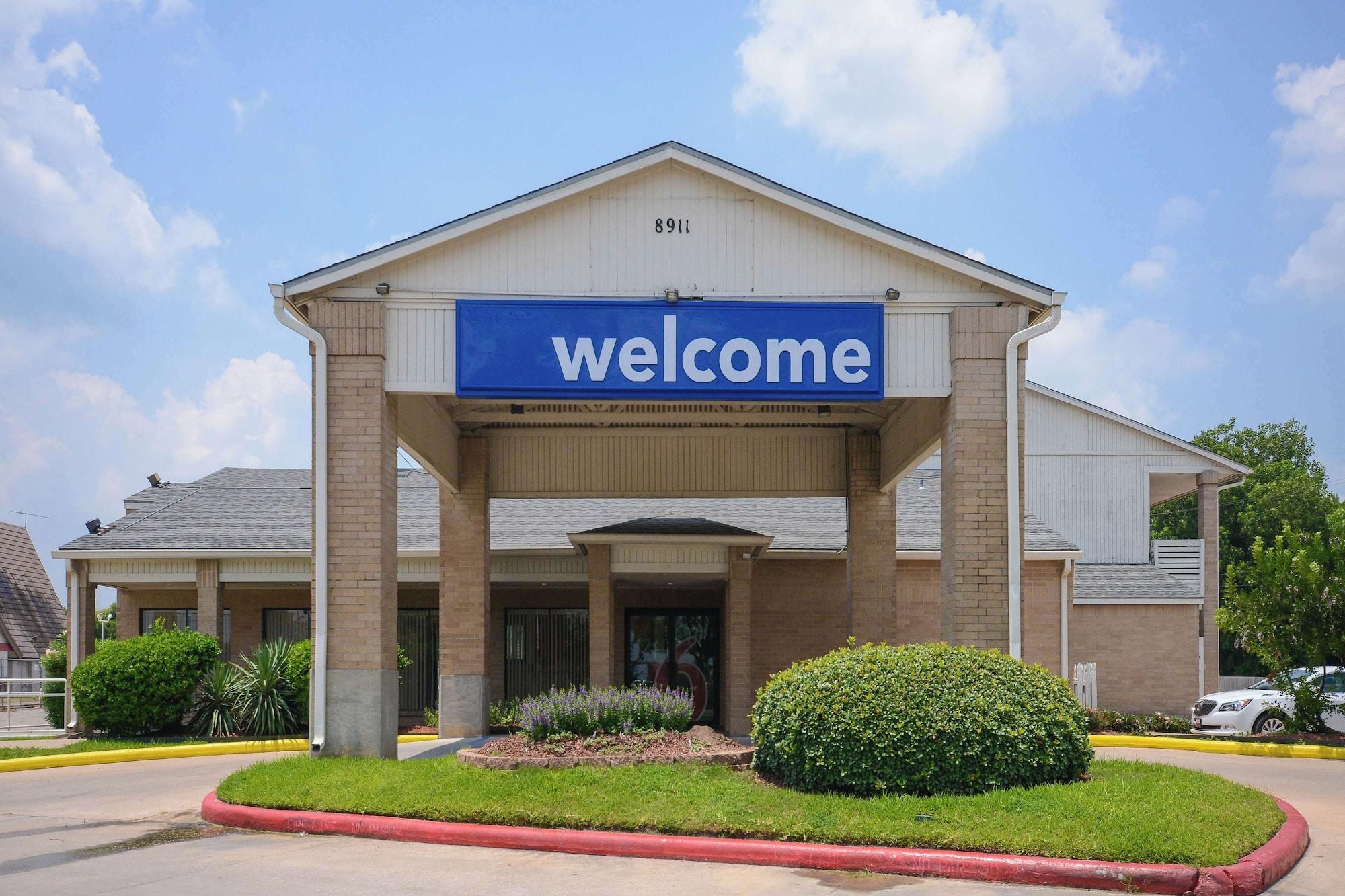Vista Exterior Motel 6 Baytown, TX - Baytown East