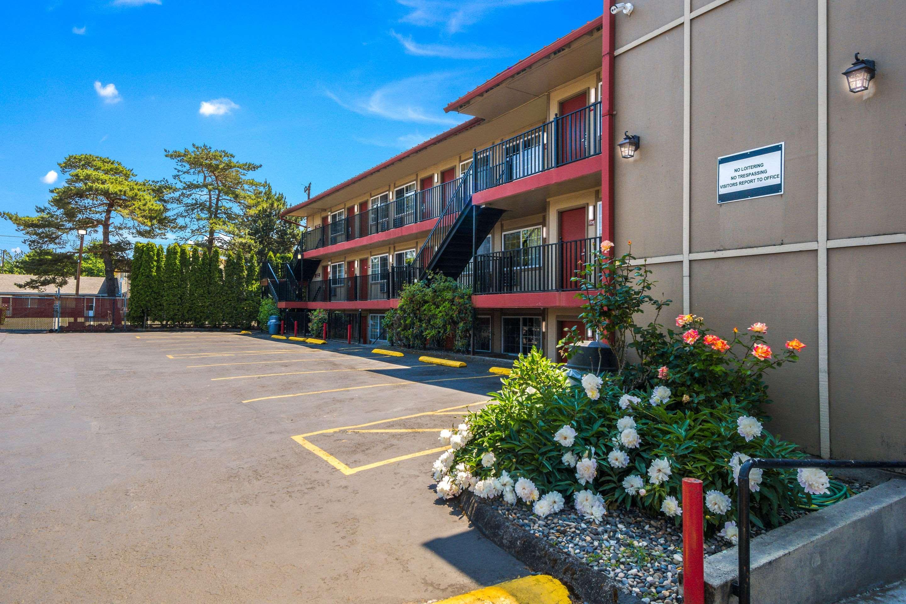 Vista Exterior Motel 6 Portland, OR - Southeast