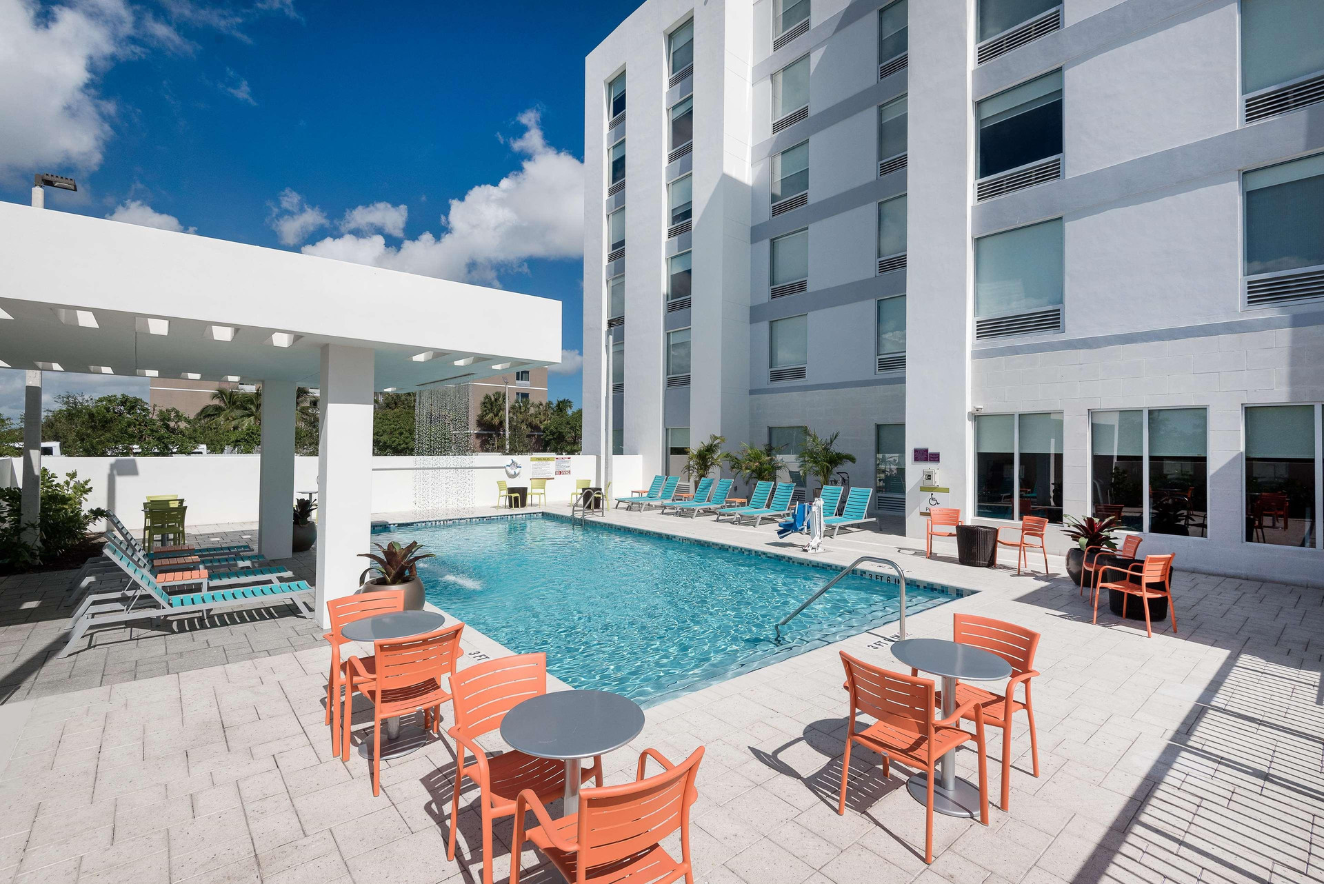 Vista Piscina Home2 Suites by Hilton Ft. Lauderdale Airport-Cruise Port