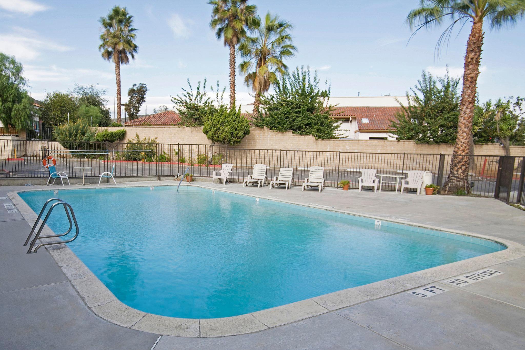 Vista Exterior Americas Best Value Inn Thousand Oaks