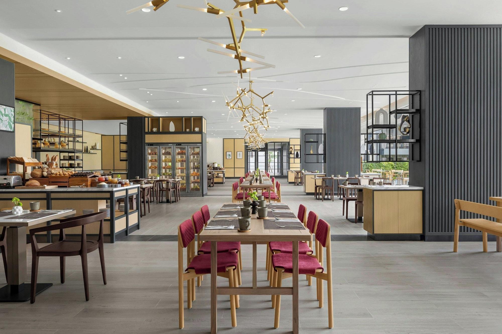 Restaurant Courtyard By Marriott Phuket Chalong Bay Resort