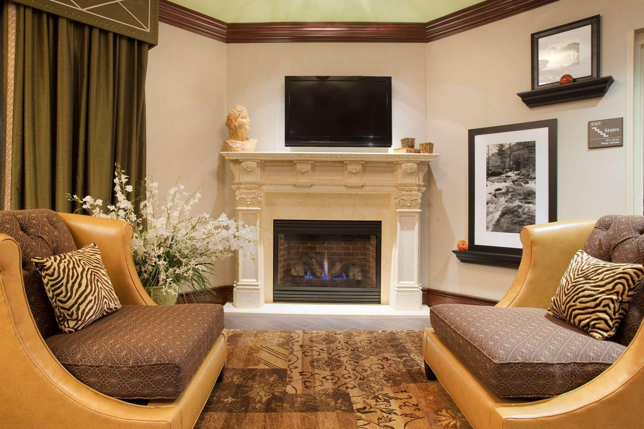 Vista Lobby Hampton Inn & Suites Hartford/Farmington