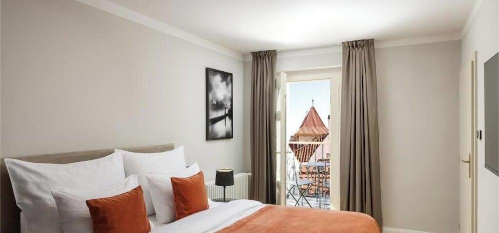 Varios The Bridge Residence by Little King