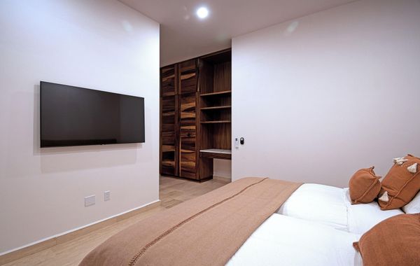 Gated 3BD+Office/flex bedroom, Sleeps 8, HTD Pool, Rooftop, 2 Blks to Malecon