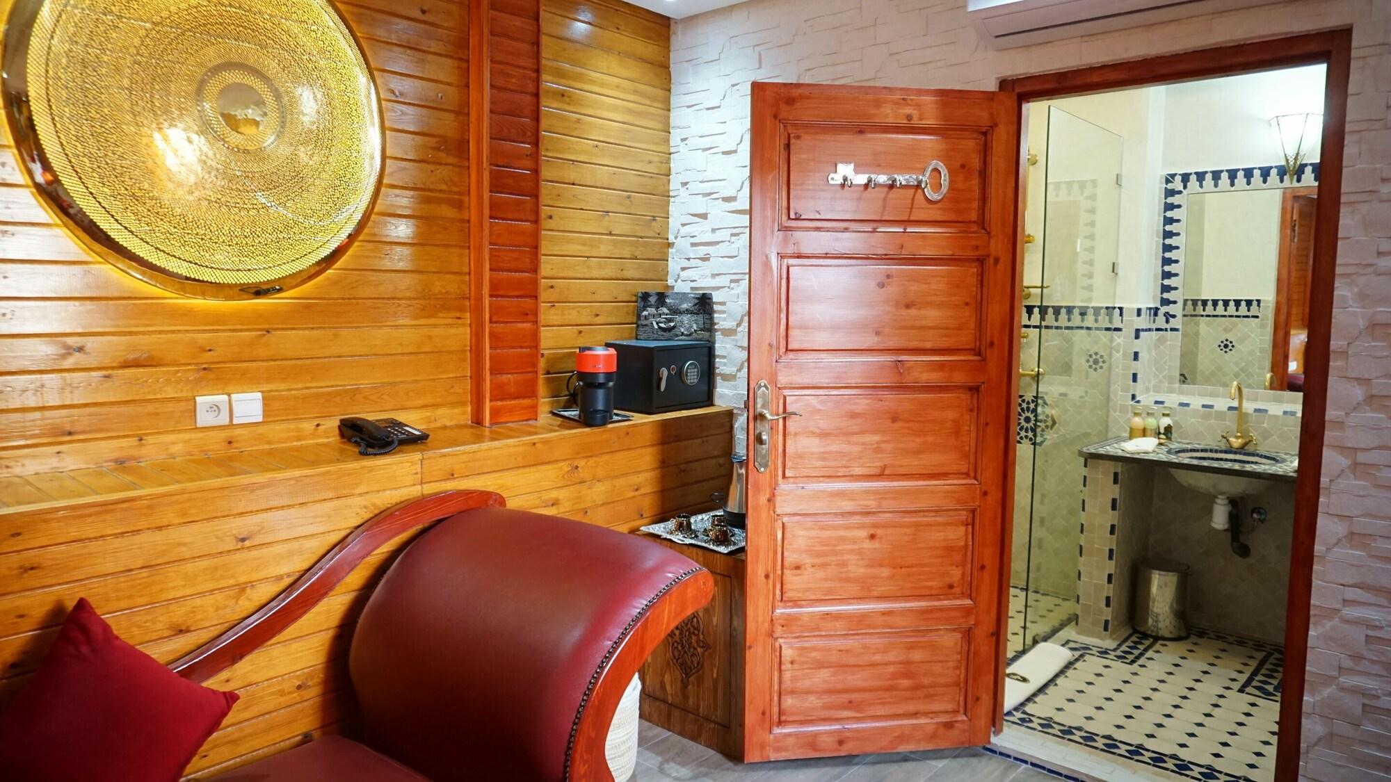 Varios Riad Kalé Polis