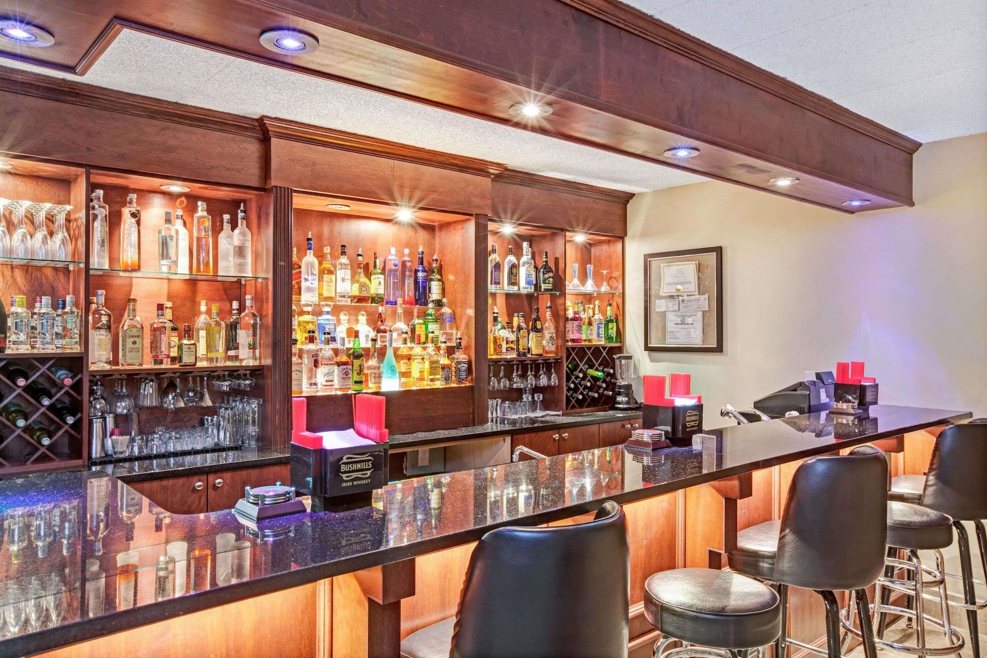 Bar/Salón Ramada by Wyndham Rockaway