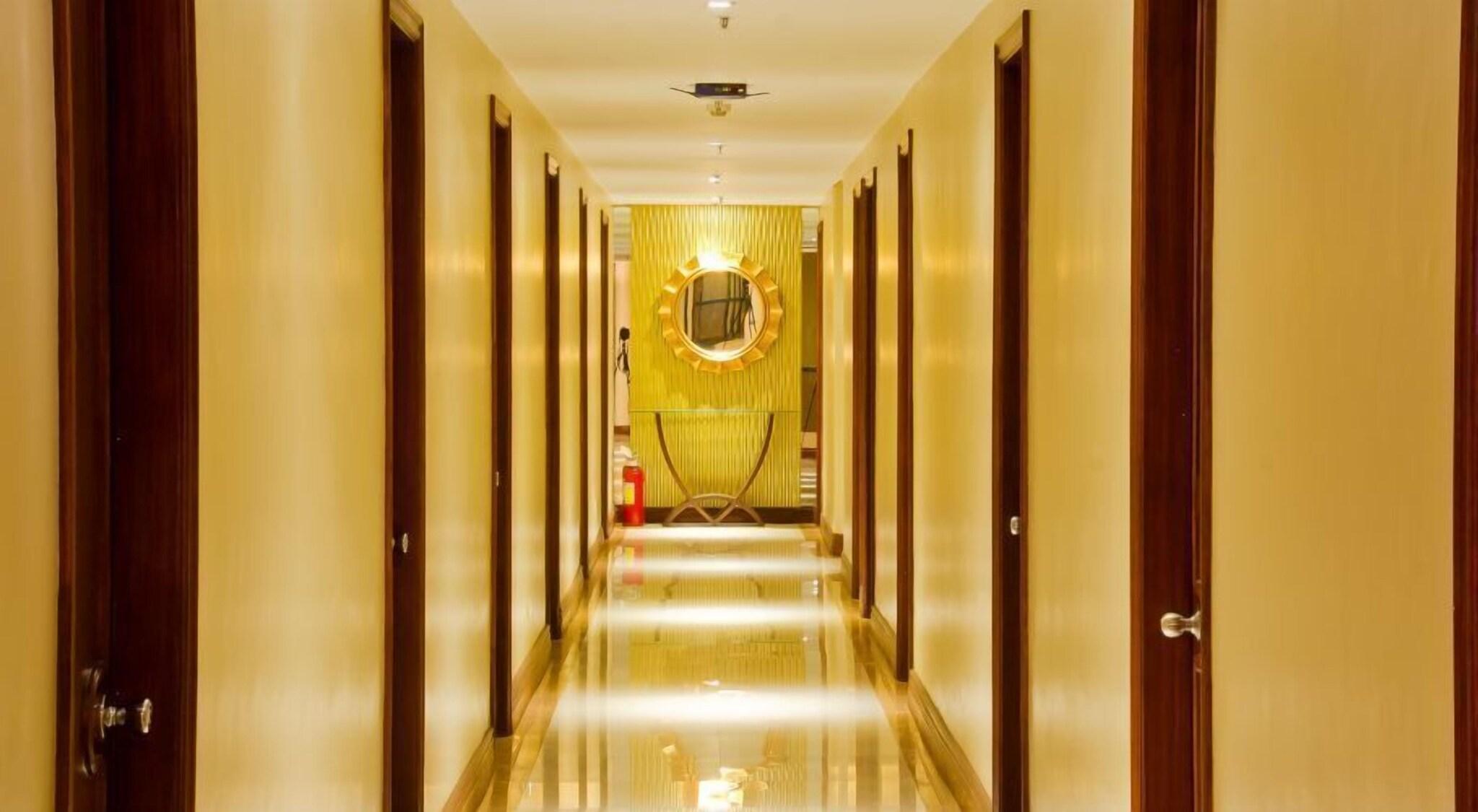 Vista Lobby Royal Garden Hotel