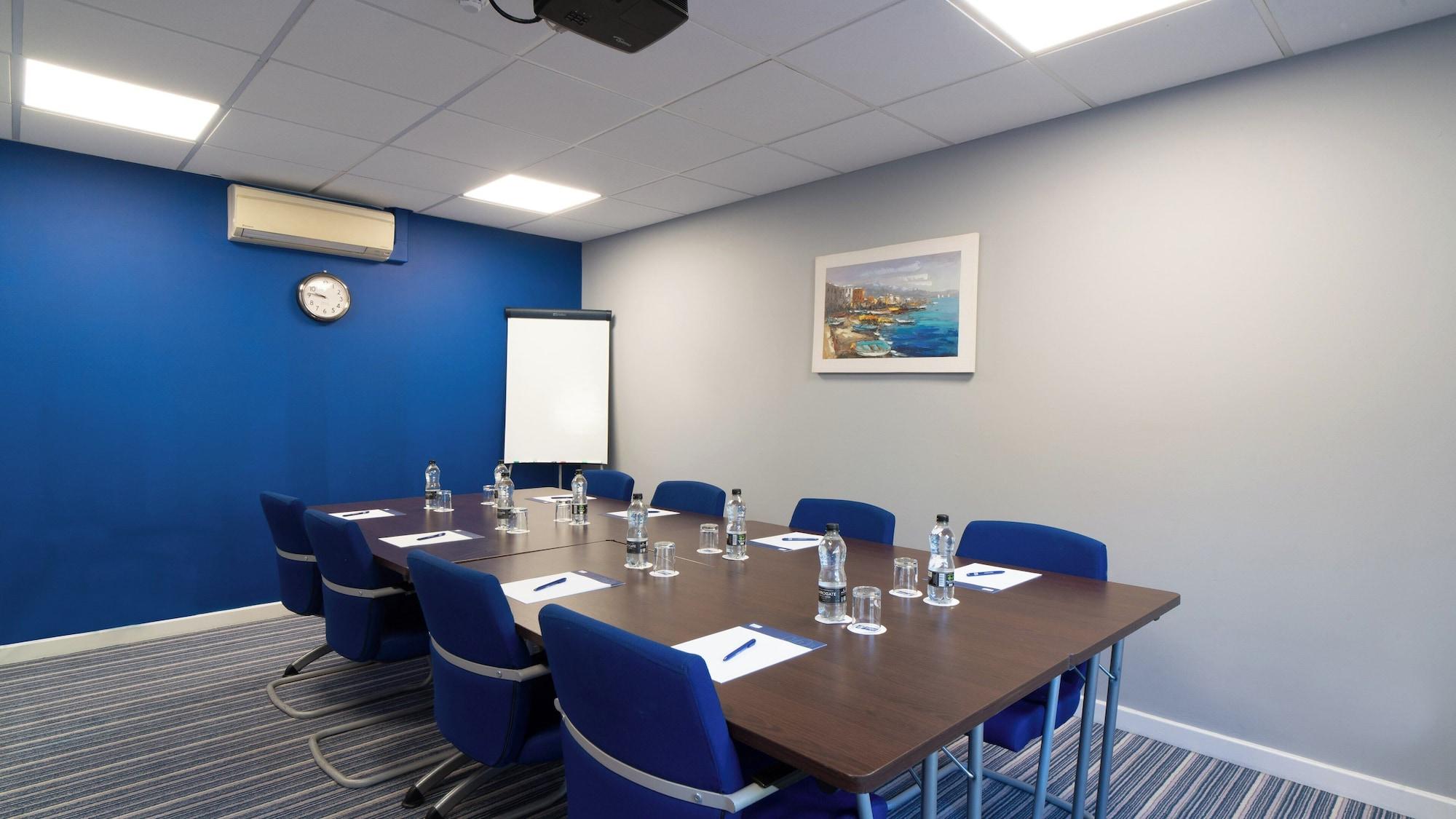 Sala de Reuniones Holiday Inn Express Poole by IHG